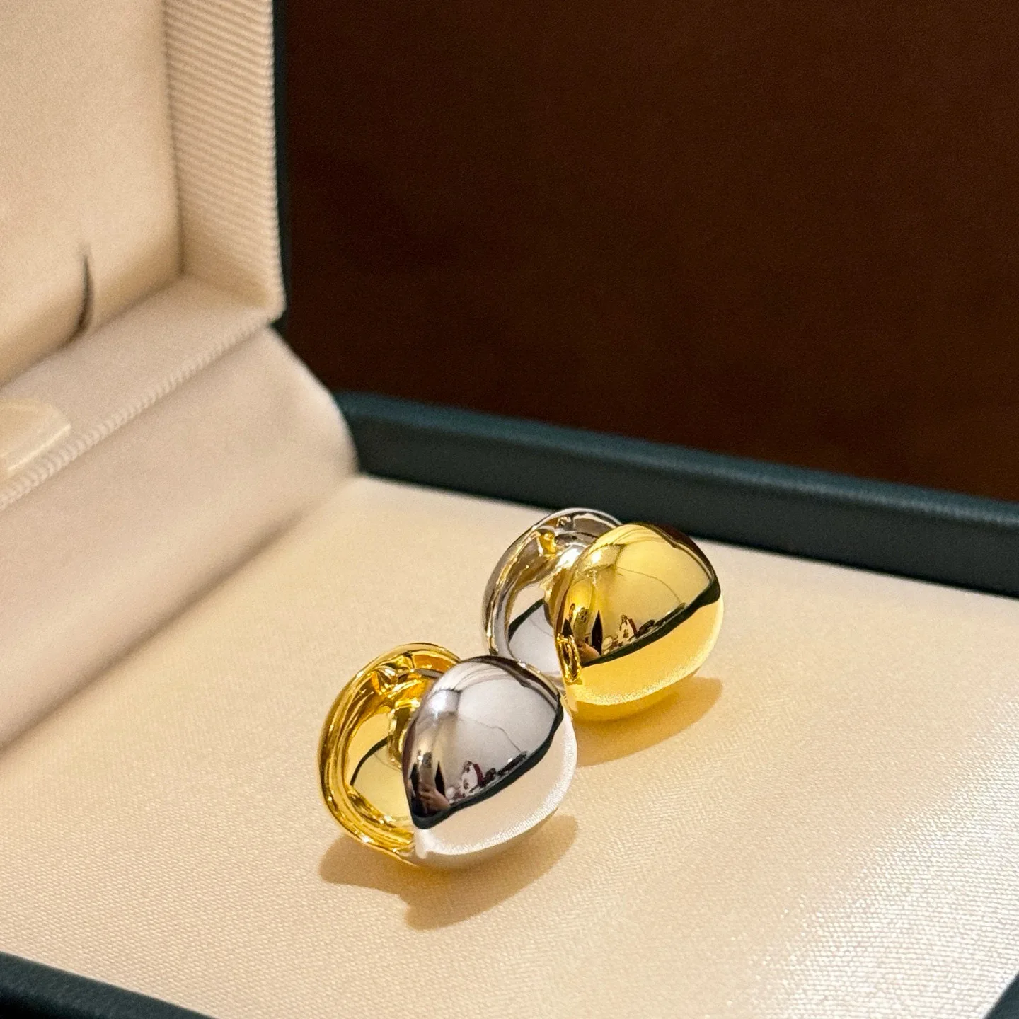 100% стерлингового серебра 925 пробы, глянцевые гладкие поверхности, круглые серьги с пряжками для ушей, серьги для женщин, ювелирные украшения
100% стерлингового серебра 925 пробы, глянцевые гладкие поверхности, круглые серьги с пряжками для ушей, серьги для женщин, ювелирные украшения