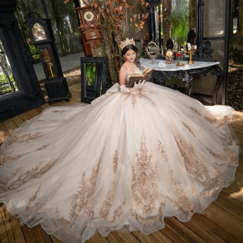 Light Champagne Quinceanera Dress off-shoulder Golden Glitter Crystal Decal Long tail Bow vestidos de 15 Quinceanera Customized
Light Champagne Quinceanera Dress off-shoulder Golden Glitter Crystal Decal Long tail Bow vestidos de 15 Quinceanera Customized