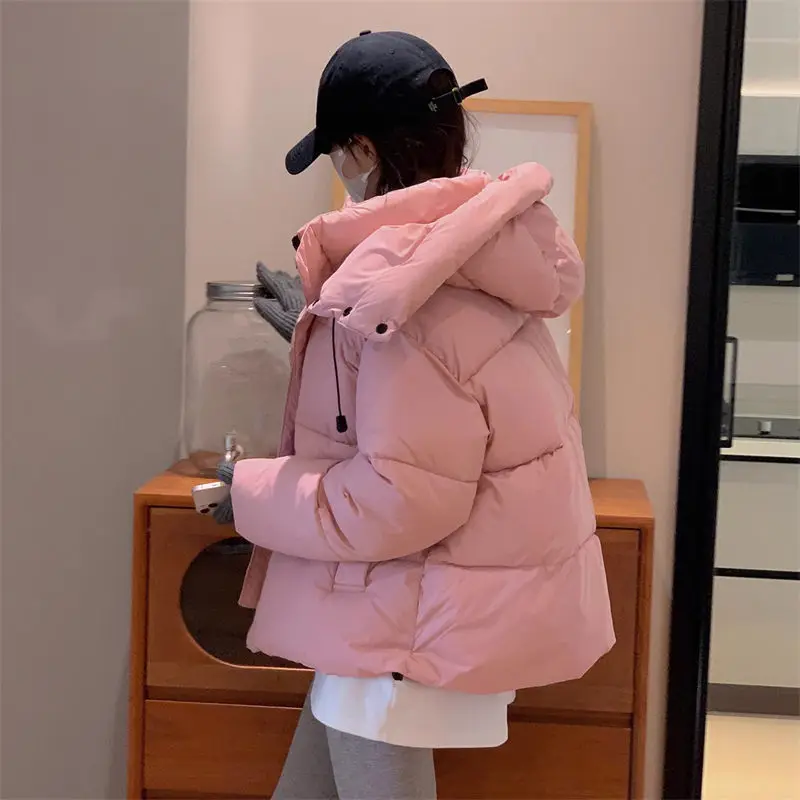 2023 New Short Cotton Coat Winter Women's Oversized Fashion Casual Loose Warm Hooded Padded Jacket Parkas Pink Outerwear Z2920
2023 New Short Cotton Coat Winter Women's Oversized Fashion Casual Loose Warm Hooded Padded Jacket Parkas Pink Outerwear Z2920