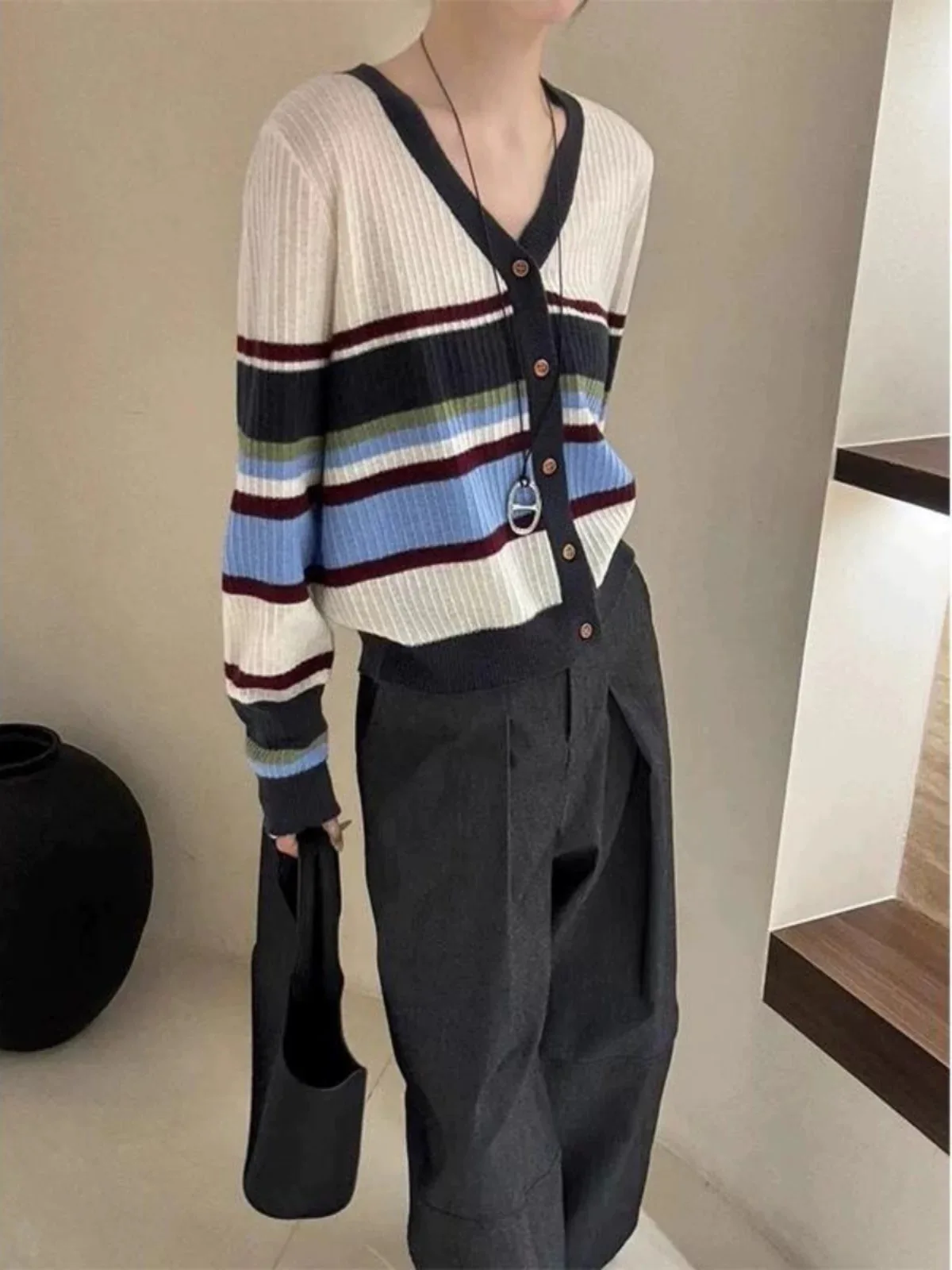 2025 Autumn and Winter New Cashmere Cardigan Sweater Women Knitted V-Neck Cashmere Coat Sweater Women
2025 Autumn and Winter New Cashmere Cardigan Sweater Women Knitted V-Neck Cashmere Coat Sweater Women