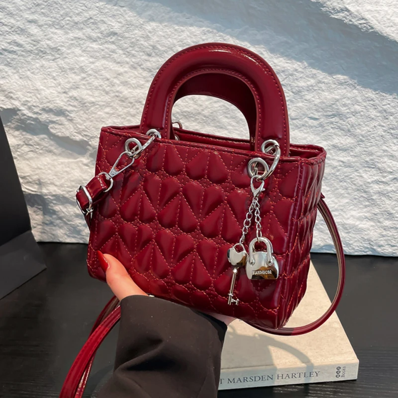 Luxury Red Wedding Bag for Women Wedding Bride Shoulder Crossbody Bags Elegant Ladies Party Handbag with Personalized Pendant
Luxury Red Wedding Bag for Women Wedding Bride Shoulder Crossbody Bags Elegant Ladies Party Handbag with Personalized Pendant