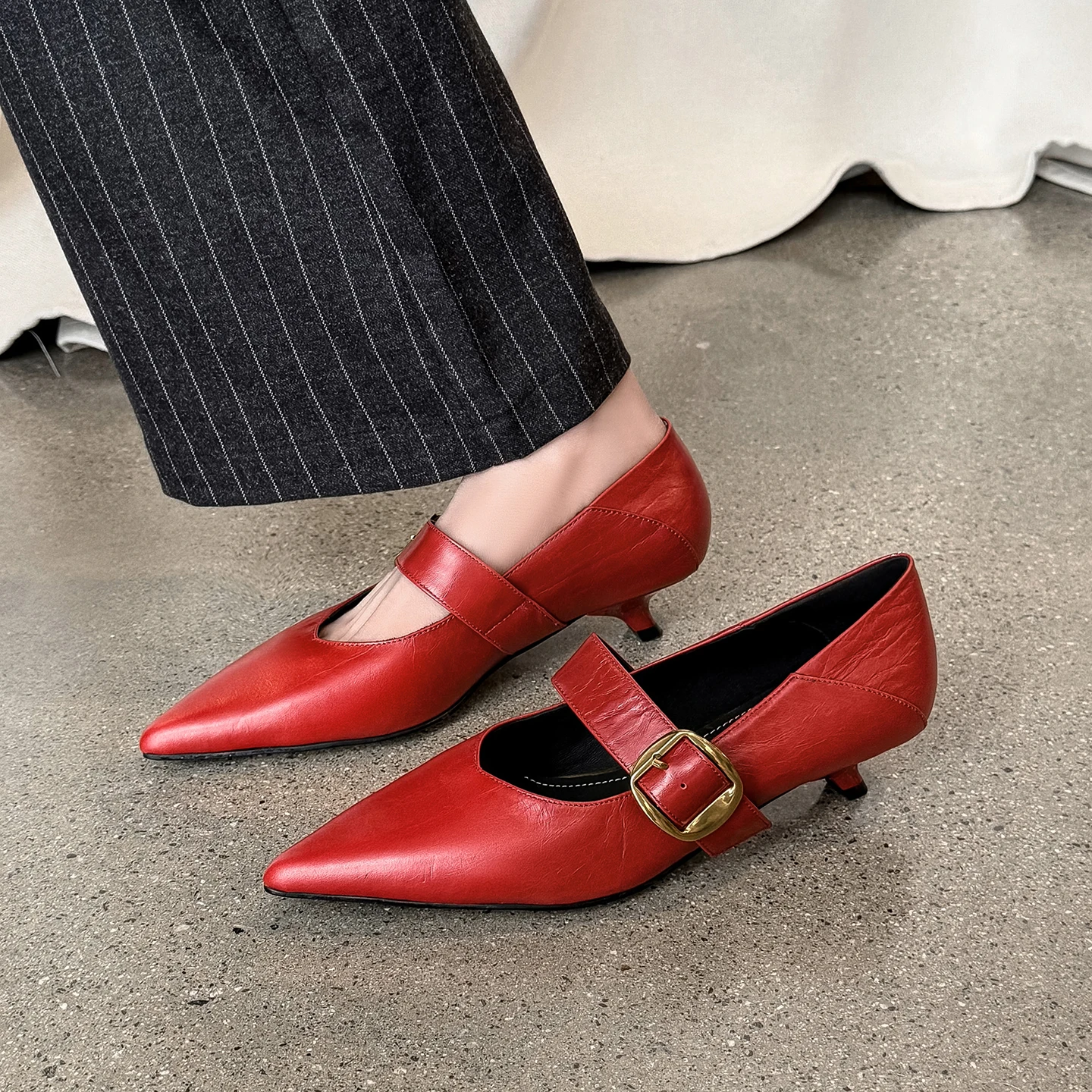 Fashion Sexy women's Shoes Genuine Leather pumps and Mid High heels Work Autumn Pointed Toe Shoes Party Dress Size 34-40
Fashion Sexy women's Shoes Genuine Leather pumps and Mid High heels Work Autumn Pointed Toe Shoes Party Dress Size 34-40