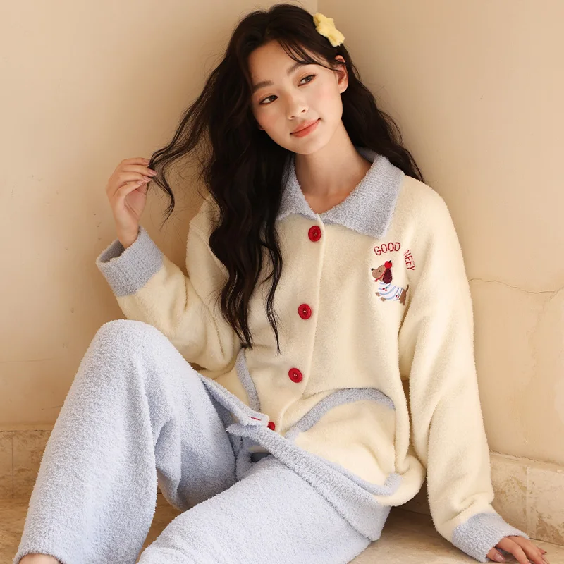 Зимняя теплая коралловая бархатная женская одежда для сна с милой мультяшной вышивкой, мягкий полубархатный комплект верхней одежды
Зимняя теплая коралловая бархатная женская одежда для сна с милой мультяшной вышивкой, мягкий полубархатный комплект верхней одежды