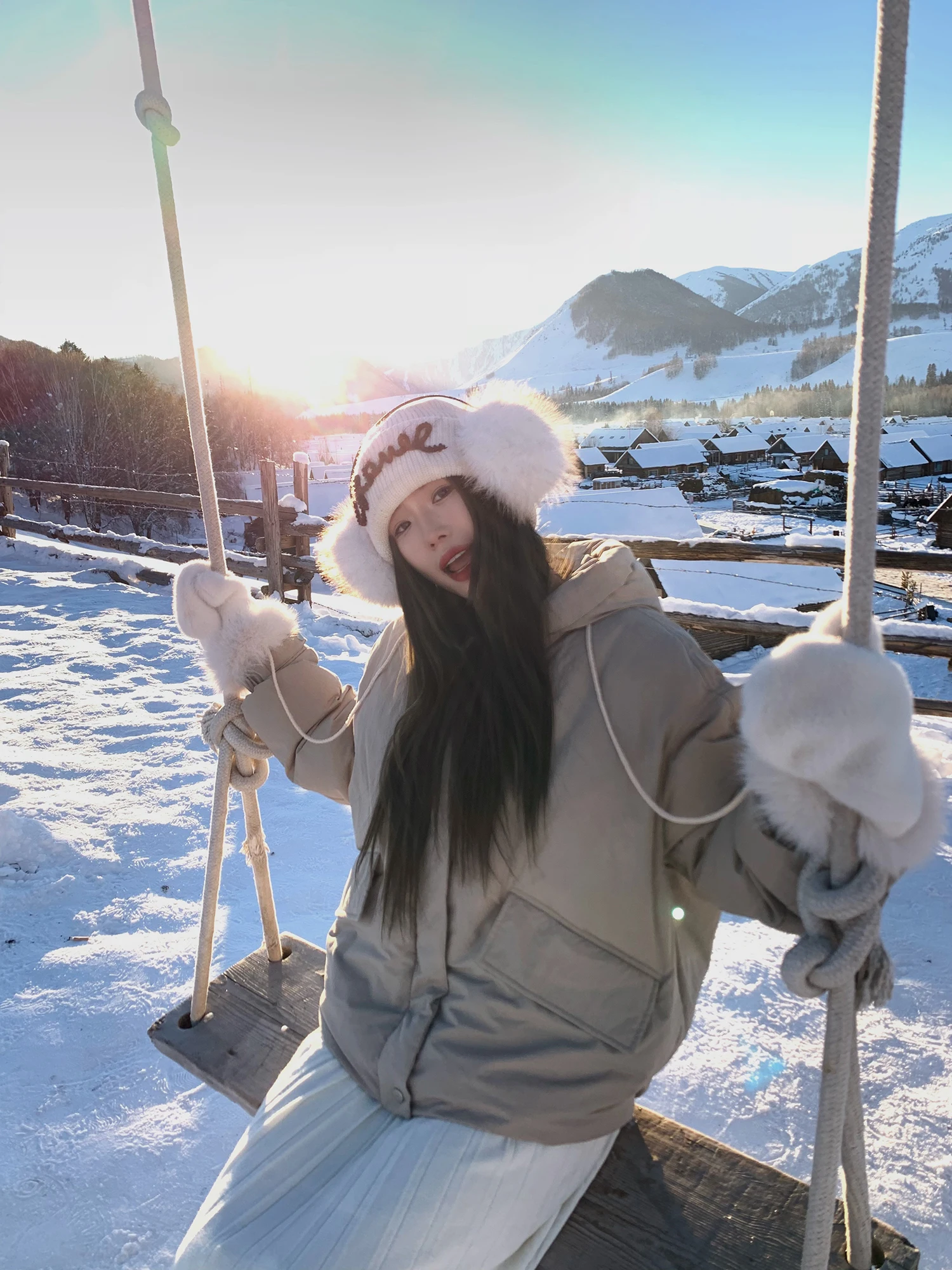 Женская свободная пуховая куртка-пальто с капюшоном, простой стиль, зимняя серия, корейская версия, белая, с наполнителем из пуха
Женская свободная пуховая куртка-пальто с капюшоном, простой стиль, зимняя серия, корейская версия, белая, с наполнителем из пуха