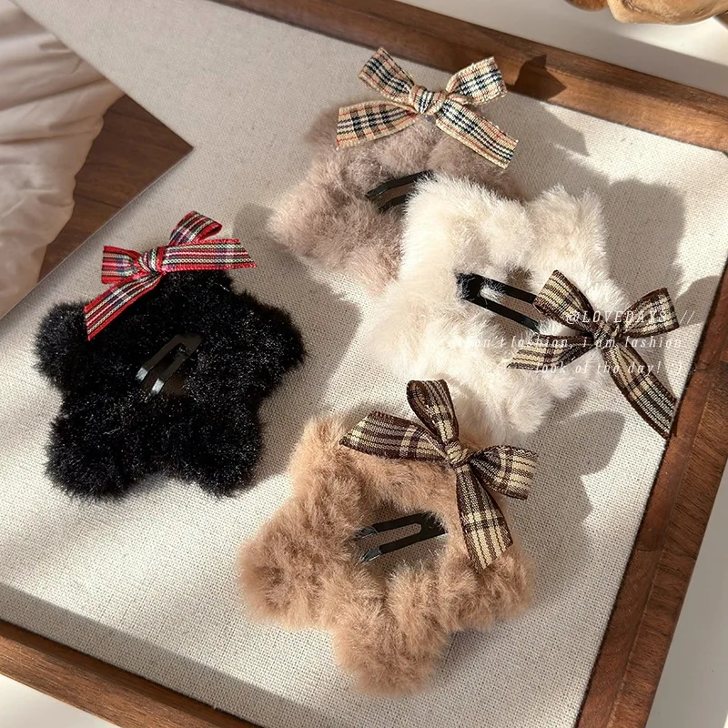 Vintage Coffee Tone Knitted Star Hair Clip Cute Plaid Bow Side Clip for Bangs Women Premium Handmade Lightweight Hair Accessory
Vintage Coffee Tone Knitted Star Hair Clip Cute Plaid Bow Side Clip for Bangs Women Premium Handmade Lightweight Hair Accessory