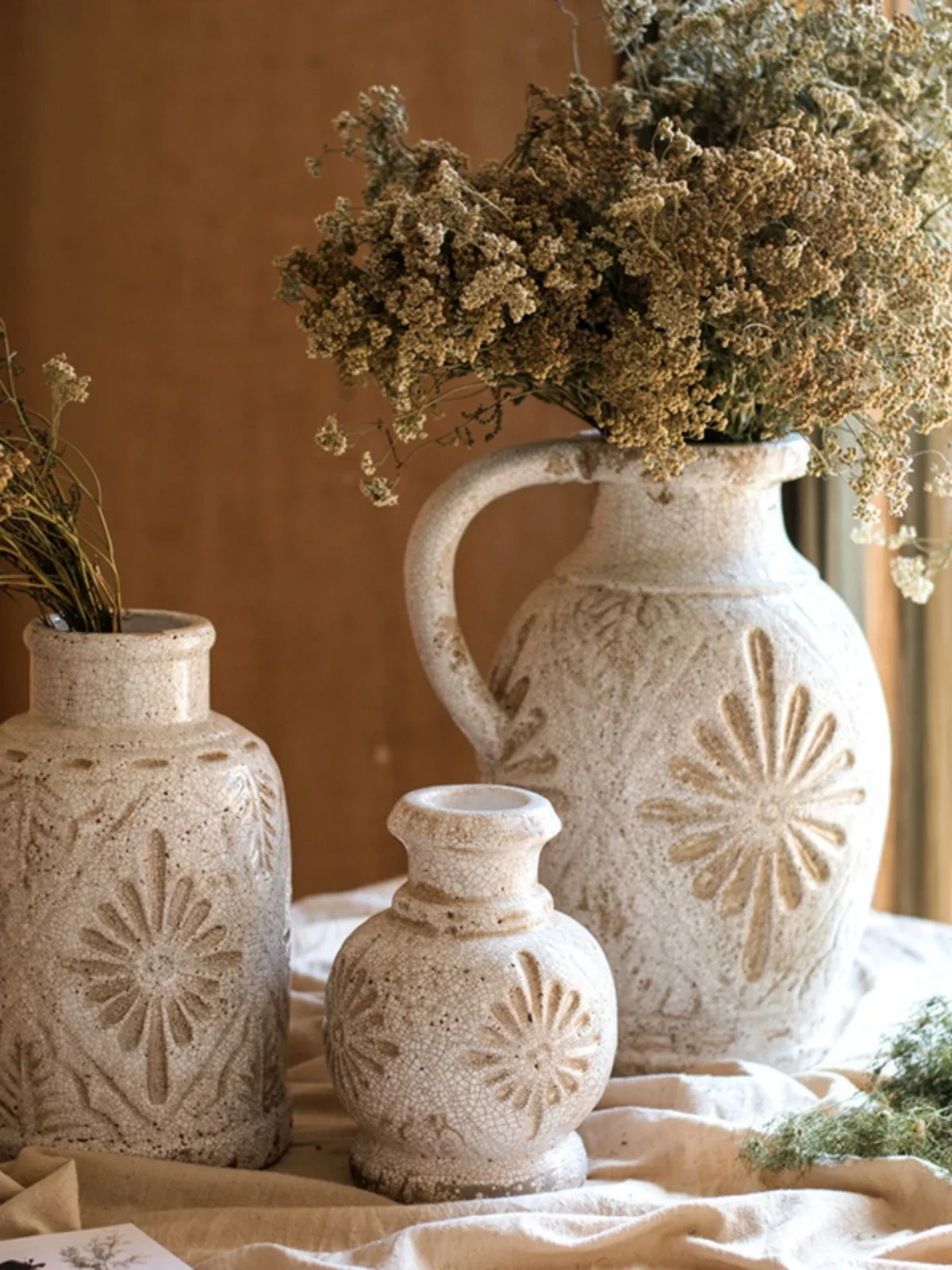 Huohan French rural retro white porcelain ceramic vase pastoral art crock coarse pottery ornament American medieval pot
Huohan French rural retro white porcelain ceramic vase pastoral art crock coarse pottery ornament American medieval pot