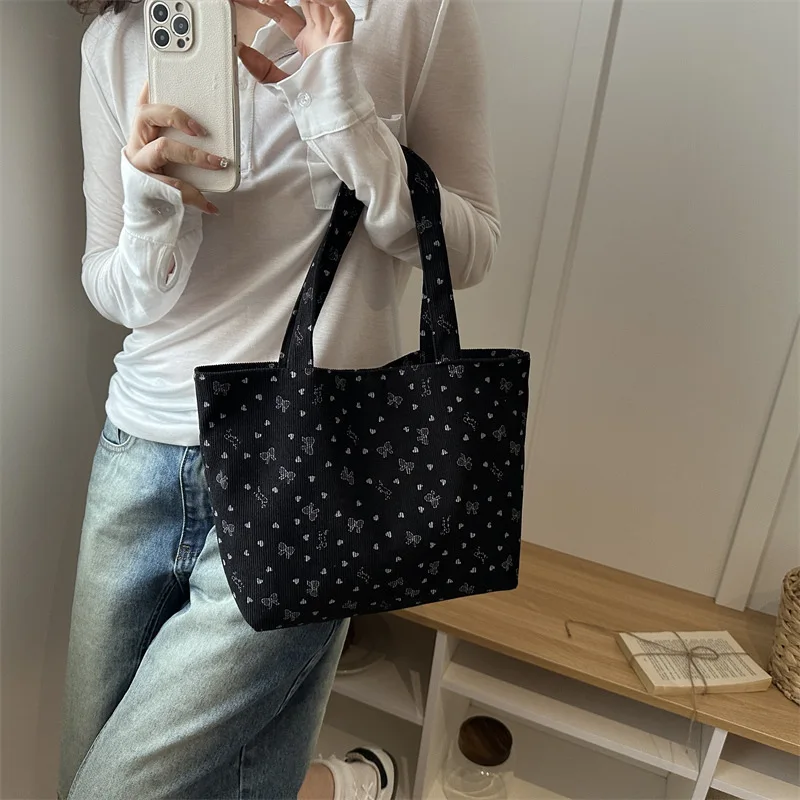 Maillard Bag Large Capacity New Single Shoulder Fashion Versatile Underarm Commuter Handbag
Maillard Bag Large Capacity New Single Shoulder Fashion Versatile Underarm Commuter Handbag