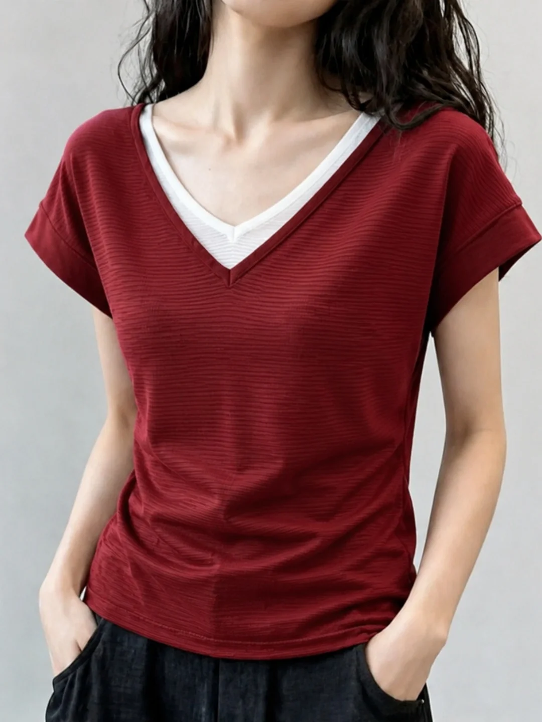 Elegant V-Neck Ice Silk Knitted Top Skin-Friendly Unique Design Summer Fashionable White Enhancing Age-Defying Ladies' Knitwear
Elegant V-Neck Ice Silk Knitted Top Skin-Friendly Unique Design Summer Fashionable White Enhancing Age-Defying Ladies' Knitwear