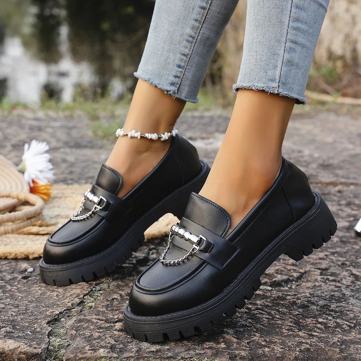 2025 New fashion trend, versatile foreign trade thick-soled single shoes, black British-style loafers and small leather shoes
2025 New fashion trend, versatile foreign trade thick-soled single shoes, black British-style loafers and small leather shoes