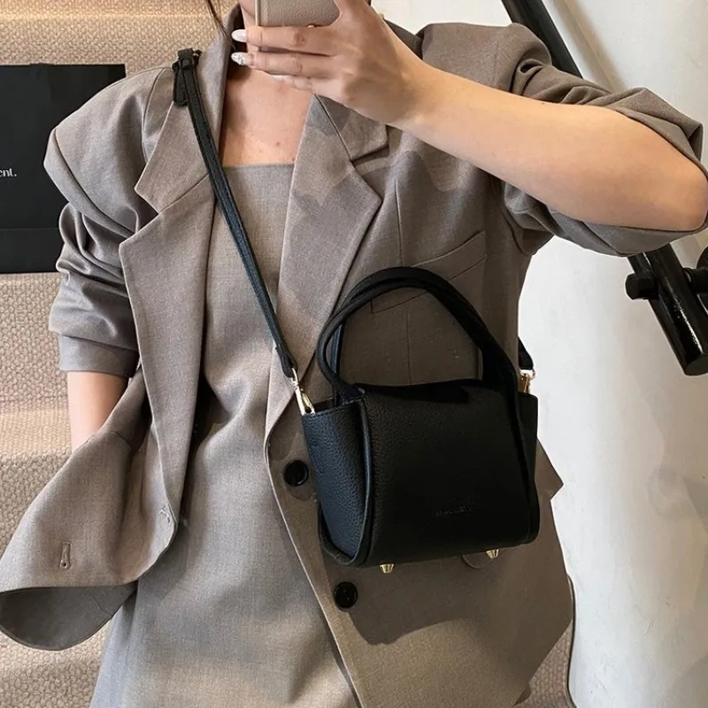 Classic Minimalist Ladies Tote Bag Trendy Paris Fashion Retro Tone High End Leather Daily Bag
Classic Minimalist Ladies Tote Bag Trendy Paris Fashion Retro Tone High End Leather Daily Bag