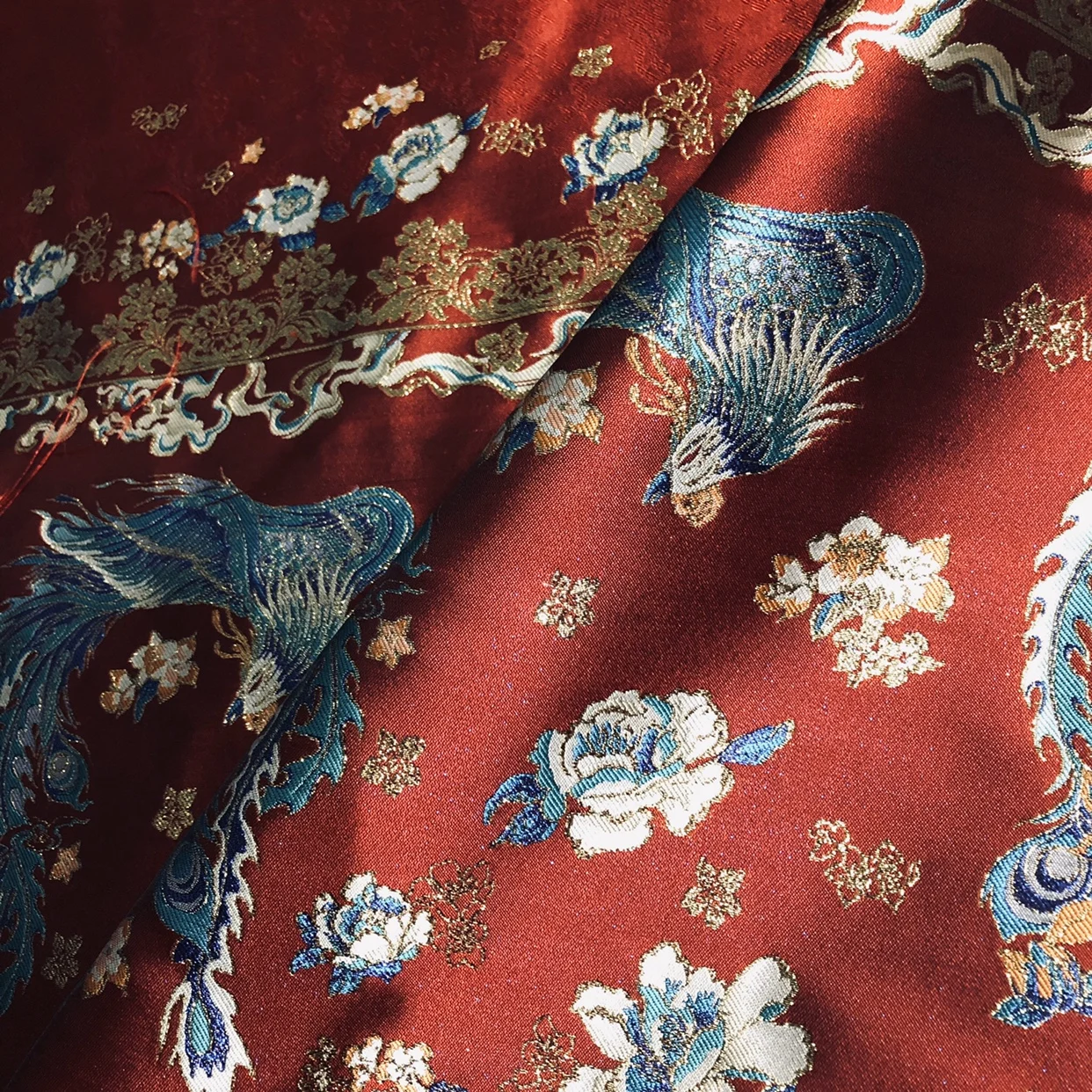 Fabric width 150cmx95cm red phoenix high-precision embroidery high-end retro design cloth top adult woven gold national style
Fabric width 150cmx95cm red phoenix high-precision embroidery high-end retro design cloth top adult woven gold national style
