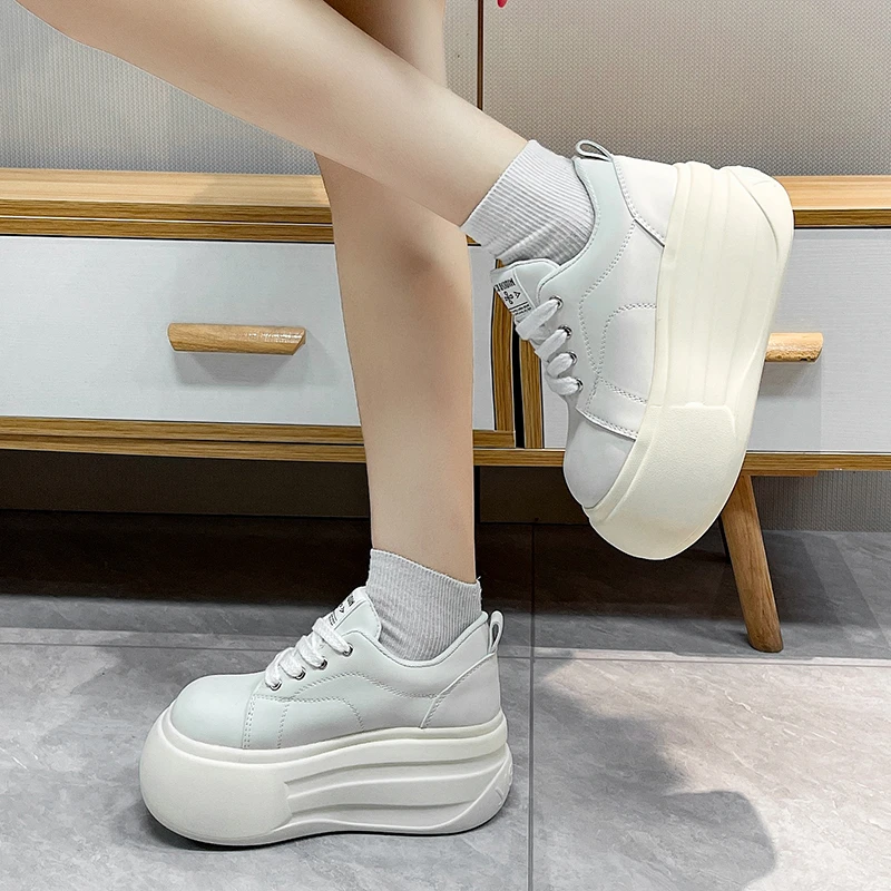 Кожаные кроссовки из микрофибры, женская осенняя вулканизированная обувь, повседневная спортивная обувь для папы на танкетке 8 см, скейтборд, высокая платформа
Кожаные кроссовки из микрофибры, женская осенняя вулканизированная обувь, повседневная спортивная обувь для папы на танкетке 8 см, скейтборд, высокая платформа