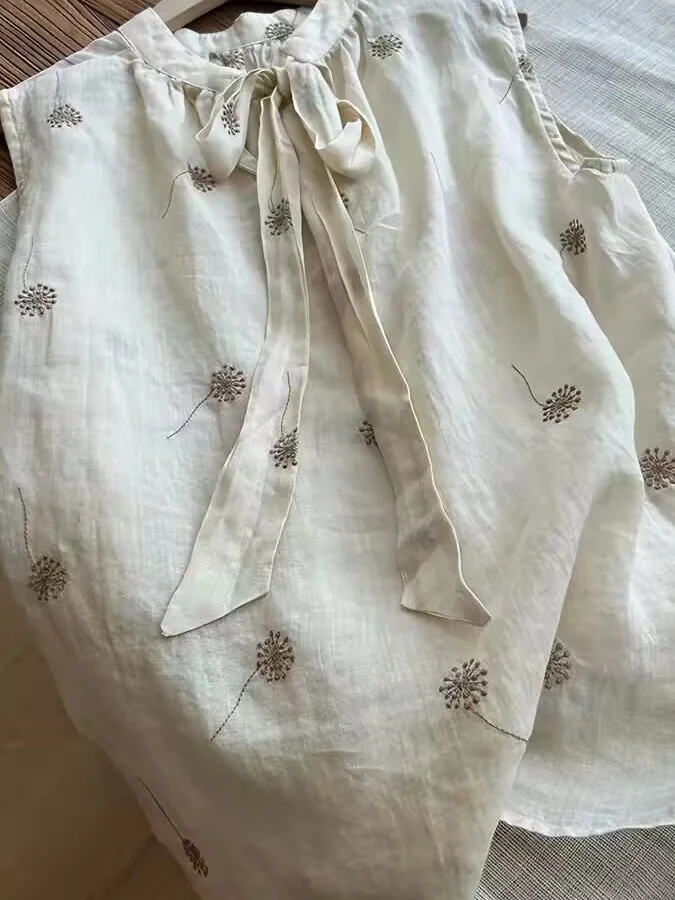 Artistic Style Heavy Embroidery Women's Top Large Size Sleeveless Vest Trendy Breathable Casual Wear Summer Season
Artistic Style Heavy Embroidery Women's Top Large Size Sleeveless Vest Trendy Breathable Casual Wear Summer Season