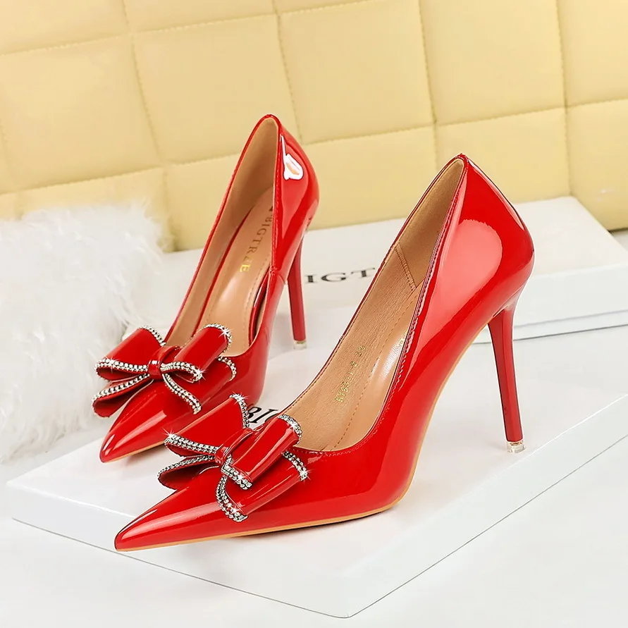 Women Shoes Heels Style Banquet Thin Heels Shallow Mouth Pointed Toe Glossy Lacquer Leather Bow High Single Ladies Women Shoese
Women Shoes Heels Style Banquet Thin Heels Shallow Mouth Pointed Toe Glossy Lacquer Leather Bow High Single Ladies Women Shoese