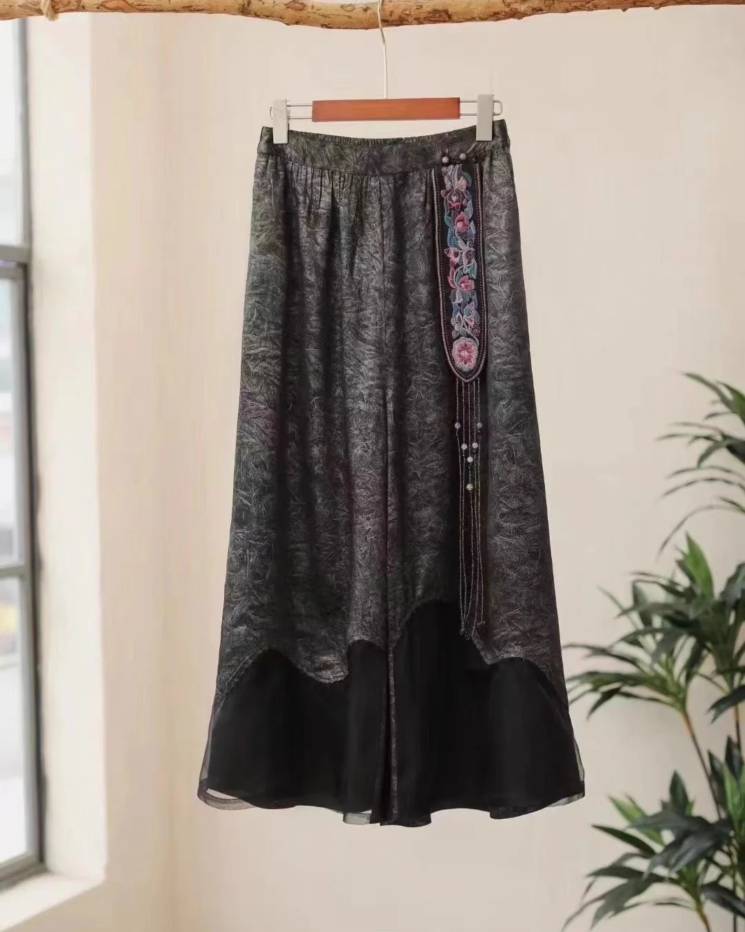 TOP Women's wide leg pants Spring black loose Straight embroidery elastic waist trousers luxury acetate fabric skirt pants
TOP Women's wide leg pants Spring black loose Straight embroidery elastic waist trousers luxury acetate fabric skirt pants