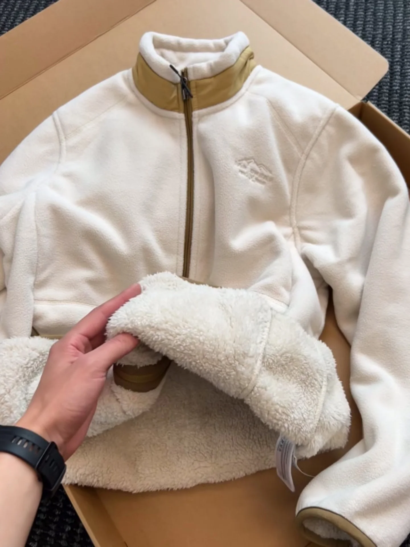 Мужская зимняя куртка из овечьего вельвета с утеплением, легкая, на флисовой подкладке, с воротником-стойкой, в американском стиле, с отделкой из овечьего меха
Мужская зимняя куртка из овечьего вельвета с утеплением, легкая, на флисовой подкладке, с воротником-стойкой, в американском стиле, с отделкой из овечьего меха