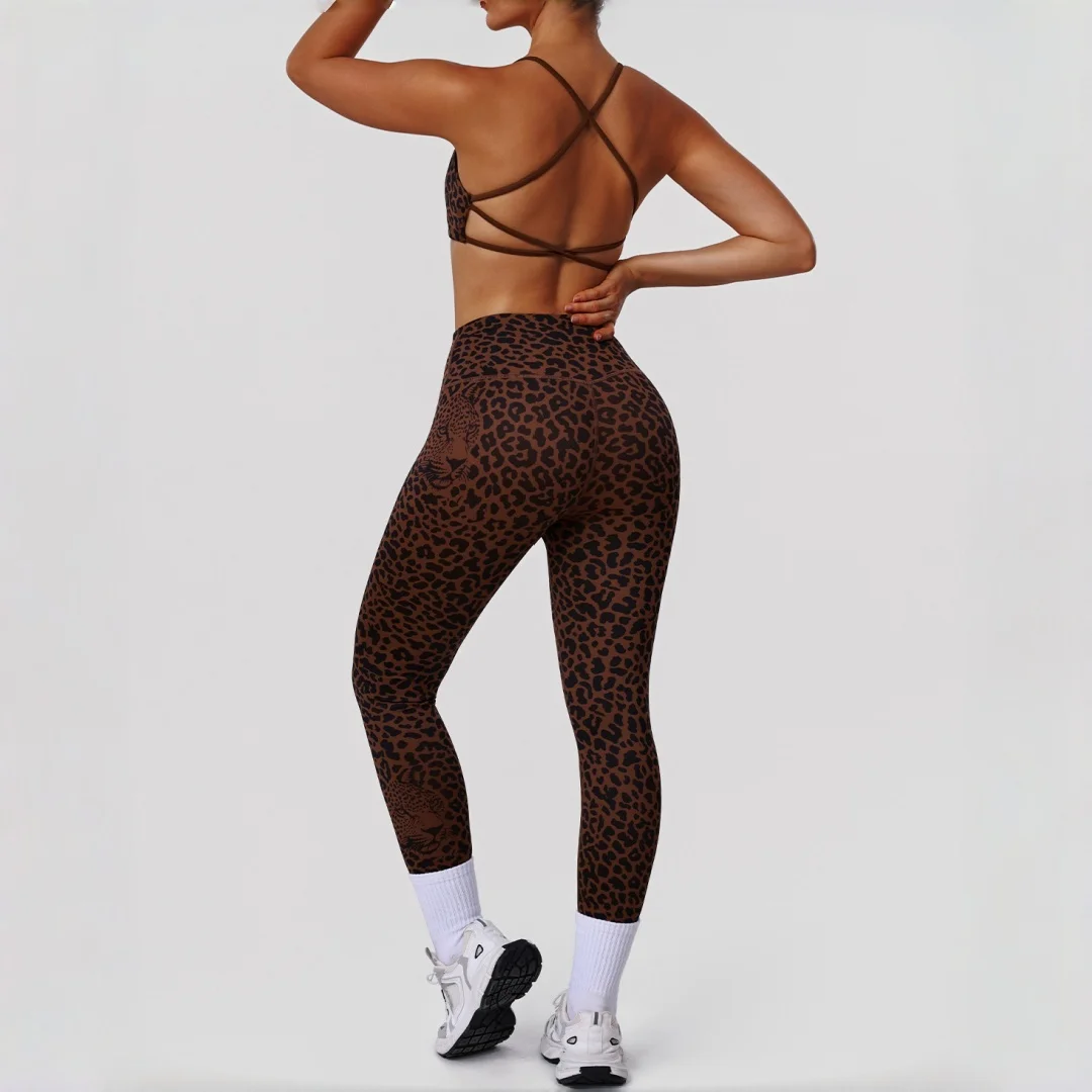 Женский комплект для йоги из 2 предметов: леггинсы с леопардовым принтом и спортивный бюстгальтер с высокой талией, подтягивающий ягодицы, без спинки. Идеально подходит для фитнеса, бега, тренировок в спортзале и йоги.
Женский комплект для йоги из 2 предметов: леггинсы с леопардовым принтом и спортивный бюстгальтер с высокой талией, подтягивающий ягодицы, без спинки. Идеально подходит для фитнеса, бега, тренировок в спортзале и йоги.