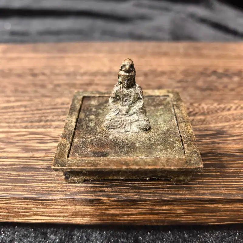 Antique collection copper carving Guanyin Bodhisattva seal home study Buddhist hall desktop decoration handicraft
Antique collection copper carving Guanyin Bodhisattva seal home study Buddhist hall desktop decoration handicraft
