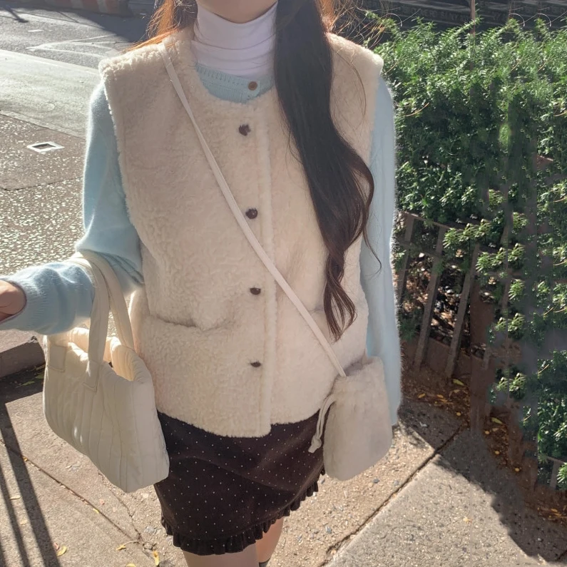 Корейский Sle круглый пушистый жилет Ne Double ket, женская милая маленькая сумка через плечо, одинаковый жилет или длина, внутренняя одежда
Корейский Sle круглый пушистый жилет Ne Double ket, женская милая маленькая сумка через плечо, одинаковый жилет или длина, внутренняя одежда