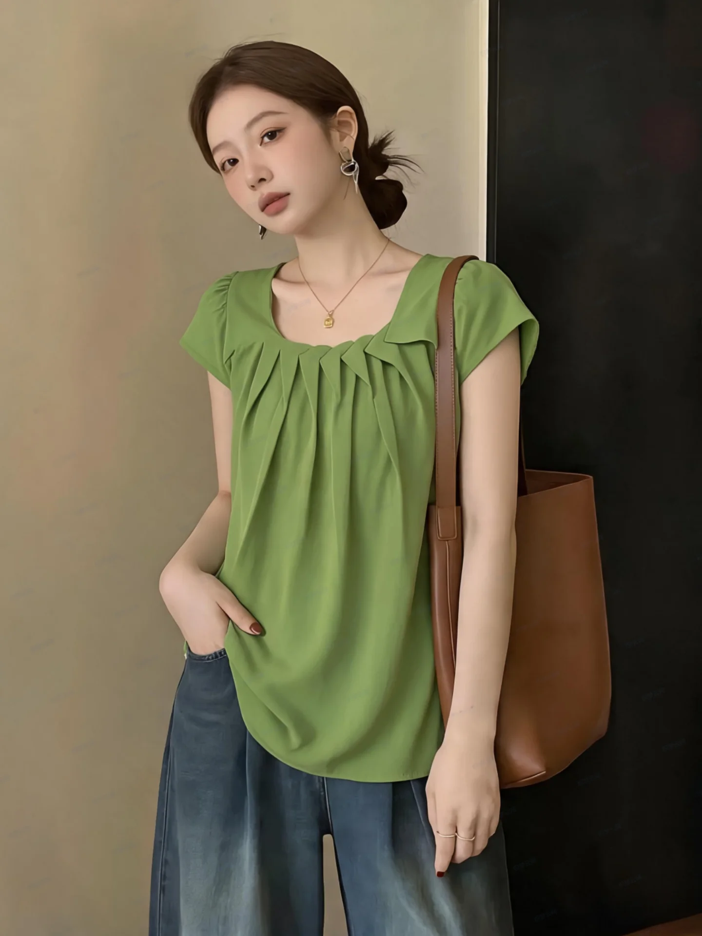 Summer Women's Short Sleeve Pleated Shirt Korean Style Square Collar Slimming Base Layer Top Large Size Fashion Design
Summer Women's Short Sleeve Pleated Shirt Korean Style Square Collar Slimming Base Layer Top Large Size Fashion Design
