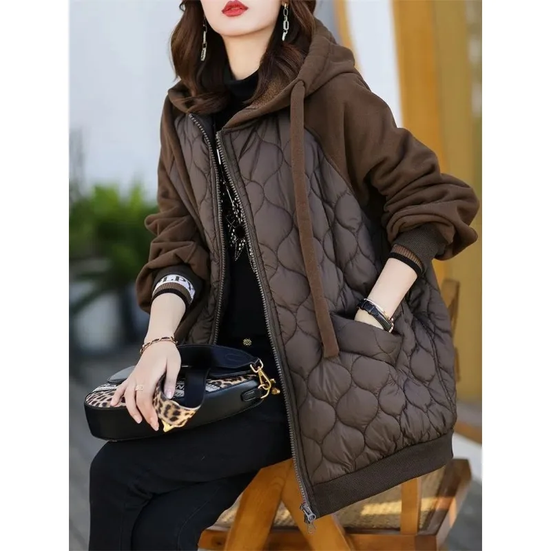 Легкая пуховая хлопковая однотонная женская хлопковая одежда, зимняя новая версия 2025 года, темпераментная куртка с капюшоном, свободные женские топы 
Легкая пуховая хлопковая однотонная женская хлопковая одежда, зимняя новая версия 2025 года, темпераментная куртка с капюшоном, свободные женские топы