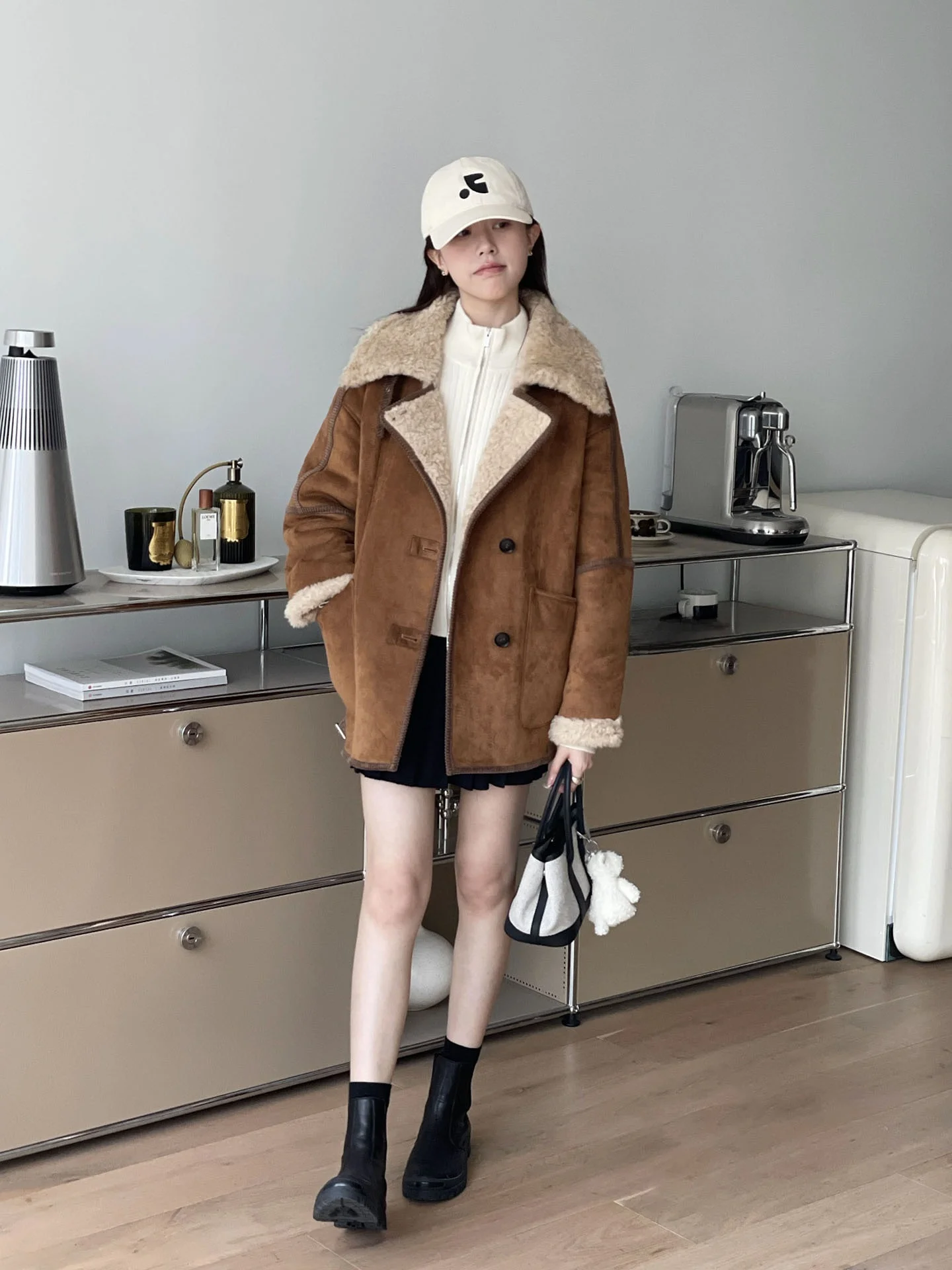 Теплое осенне-зимнее пальто из кожи и меха с воротником из овечьего меха, экологичное, повседневное, свободного кроя, длинное
Теплое осенне-зимнее пальто из кожи и меха с воротником из овечьего меха, экологичное, повседневное, свободного кроя, длинное