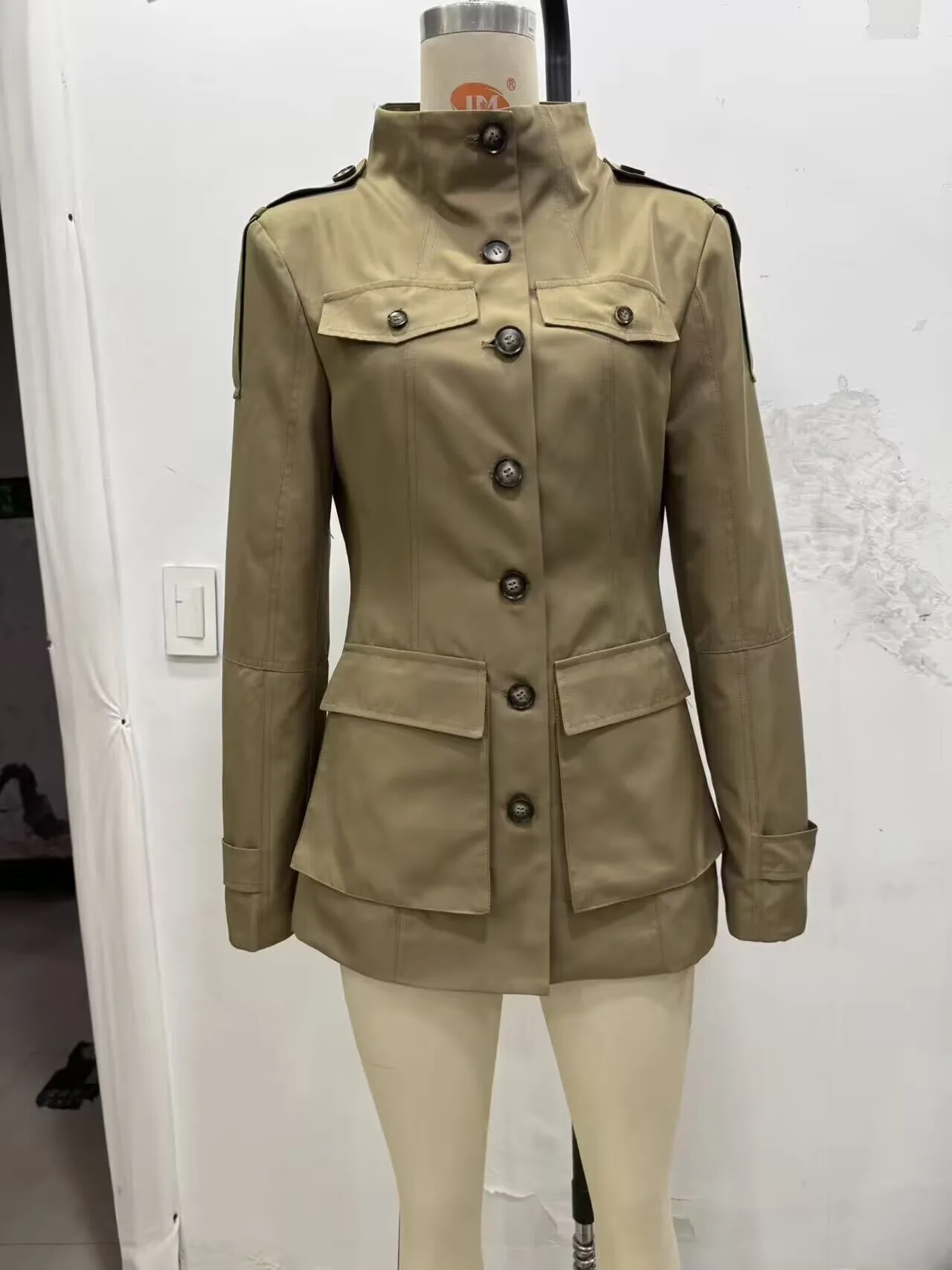 WOMAN 2026 Summer New Fashionable and Casual Long Sleeves with Tapping and Pocket Coat Chic Retro Women's Top Outerwear Mujer
WOMAN 2026 Summer New Fashionable and Casual Long Sleeves with Tapping and Pocket Coat Chic Retro Women's Top Outerwear Mujer