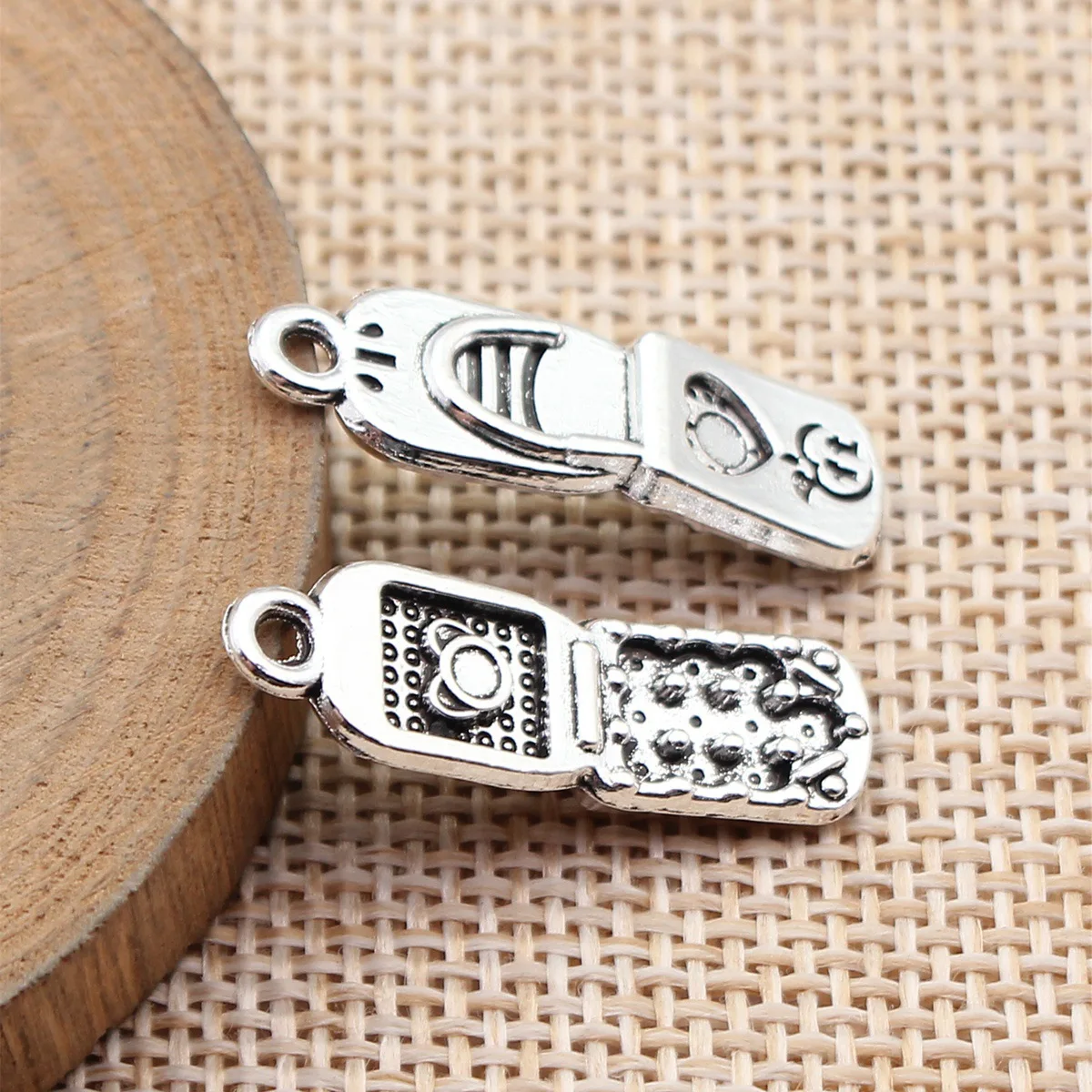 20pcs 27x8.7mm(1.06x0.34inch) Antique Silver Color Retro Flip Phone Charm Pendants DIY Jewelry Making Accessories
20pcs 27x8.7mm(1.06x0.34inch) Antique Silver Color Retro Flip Phone Charm Pendants DIY Jewelry Making Accessories