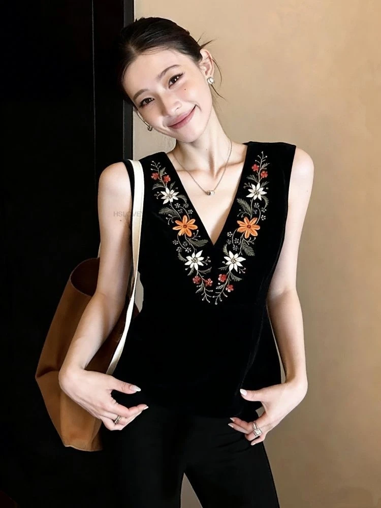 Chinese Vest women's Black Floral Embroidered v-neck Slim Fit Summer New Cotton Unique Beautiful Modern Tangsuits Top
Chinese Vest women's Black Floral Embroidered v-neck Slim Fit Summer New Cotton Unique Beautiful Modern Tangsuits Top