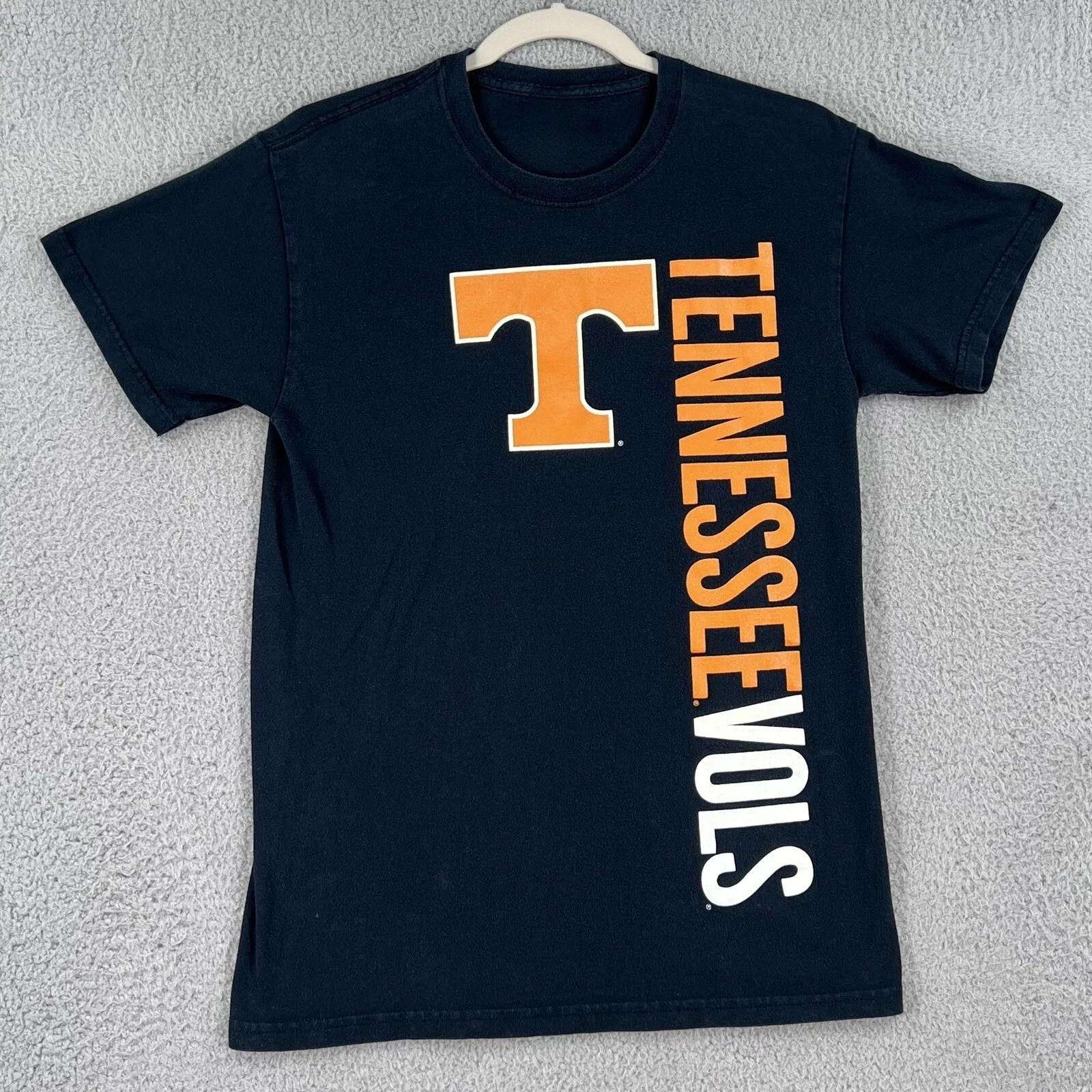 Рубашка для волонтеров Tennessee, мужская маленькая черная двусторонняя рубашка с рисунком Vols, унисекс, американский топ с коротким рукавом для мужчин и женщин в стиле хип-хоп, рок
Рубашка для волонтеров Tennessee, мужская маленькая черная двусторонняя рубашка с рисунком Vols, унисекс, американский топ с коротким рукавом для мужчин и женщин в стиле хип-хоп, рок