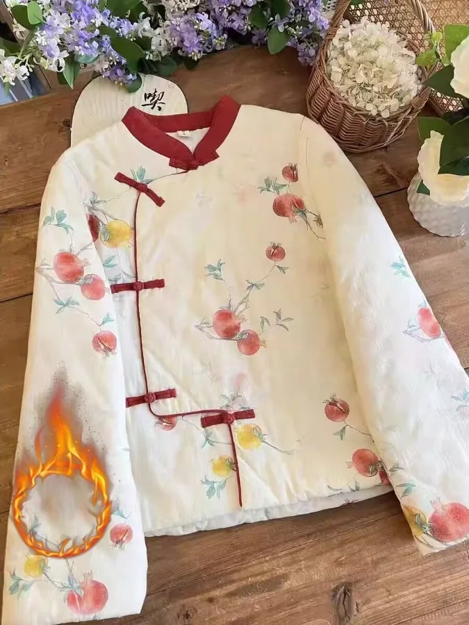 Новое китайское хлопковое джатовое женское зимнее теплое хлопковое пальто в стиле ретро с боковыми пуговицами и воротником-стойкой с пломанитом и принтом
Новое китайское хлопковое джатовое женское зимнее теплое хлопковое пальто в стиле ретро с боковыми пуговицами и воротником-стойкой с пломанитом и принтом