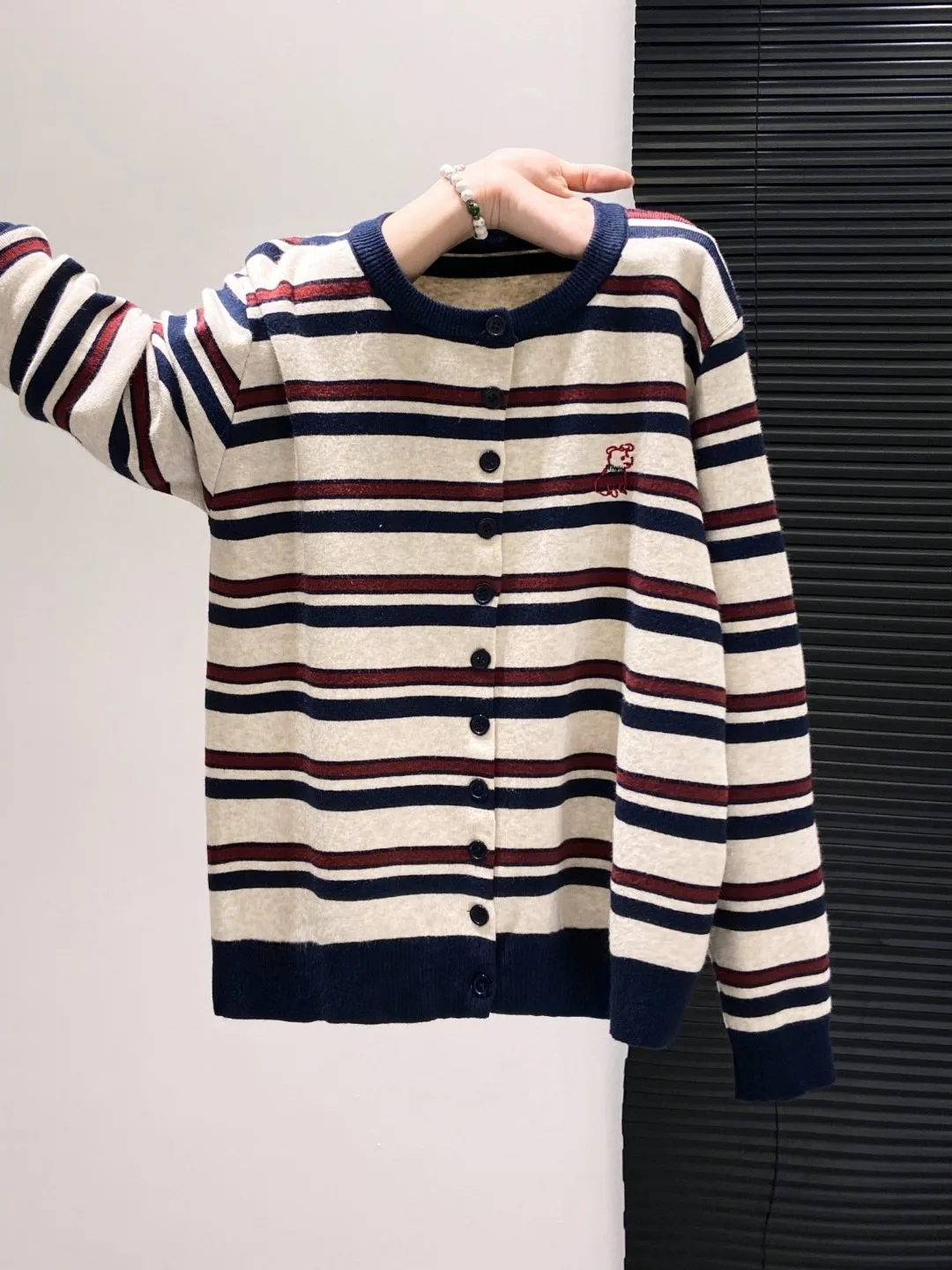 Women's Knitted Short Sleeveless Cardigan Loose Fit Comfortable Autumn Winter Fashion Striped Embroidery Top Quality Nylon Po...
Women's Knitted Short Sleeveless Cardigan Loose Fit Comfortable Autumn Winter Fashion Striped Embroidery Top Quality Nylon Po...