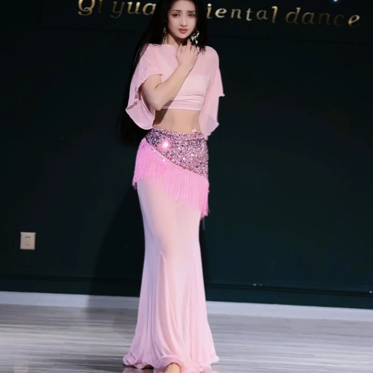 2026 Oriental Dance Competition Costume Half Sleeve Top+sequined Hip Scarf+Fishtail Skirt 3pcs Belly Dance Competition Set
2026 Oriental Dance Competition Costume Half Sleeve Top+sequined Hip Scarf+Fishtail Skirt 3pcs Belly Dance Competition Set