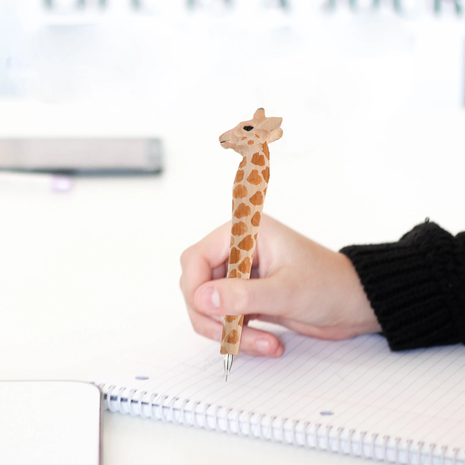 Деревянная ручка с гелевыми чернилами в форме жирафа, шариковая ручка, канцелярские принадлежности для школы, офиса, дня рождения, Рождества, вечеринки
Деревянная ручка с гелевыми чернилами в форме жирафа, шариковая ручка, канцелярские принадлежности для школы, офиса, дня рождения, Рождества, вечеринки