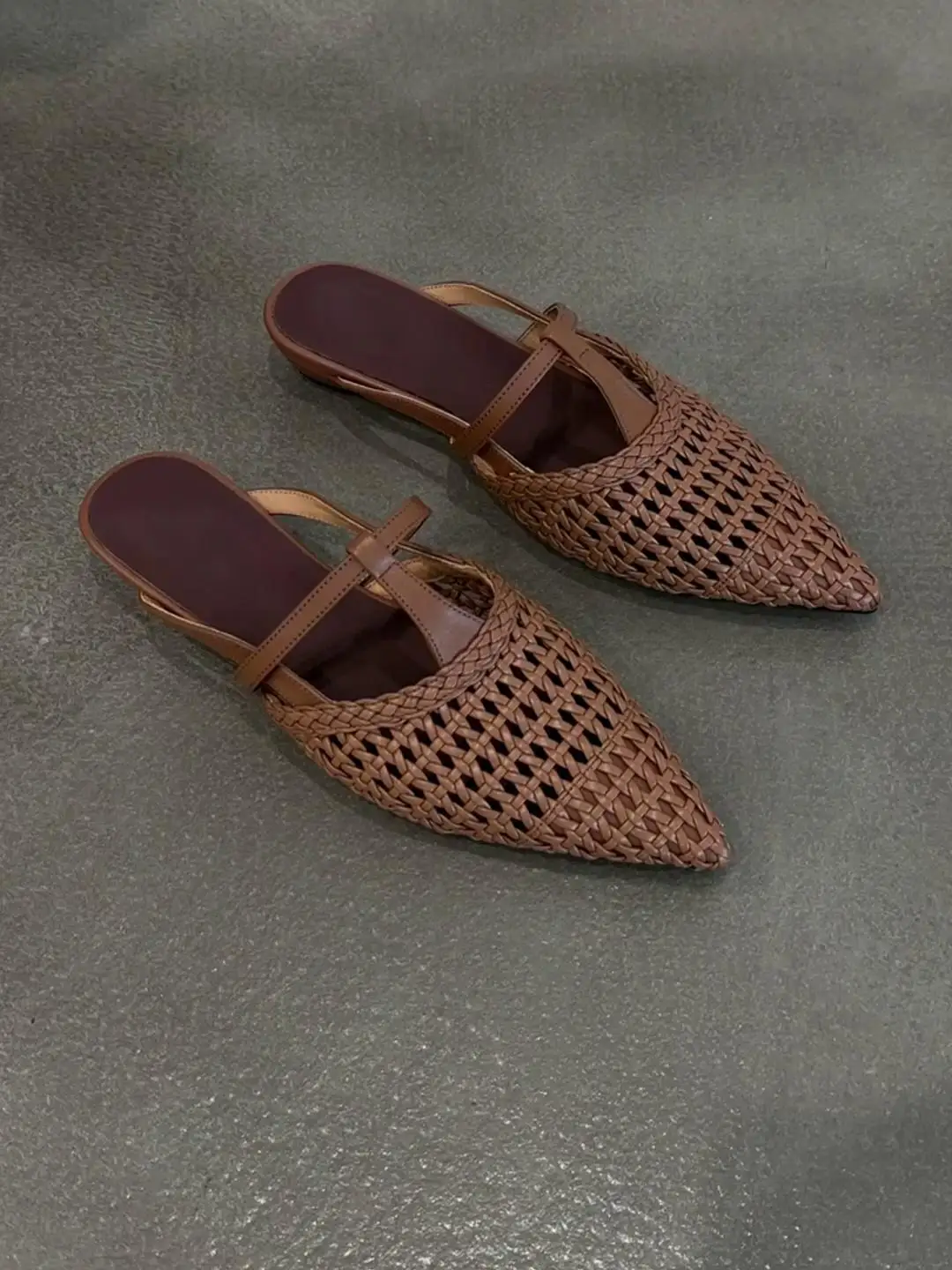 Full Leather Woven Hollow out Pointed Toe Head Cover Slippers Women Soft Bottom Commute Breathable T-strap Sandals
Full Leather Woven Hollow out Pointed Toe Head Cover Slippers Women Soft Bottom Commute Breathable T-strap Sandals