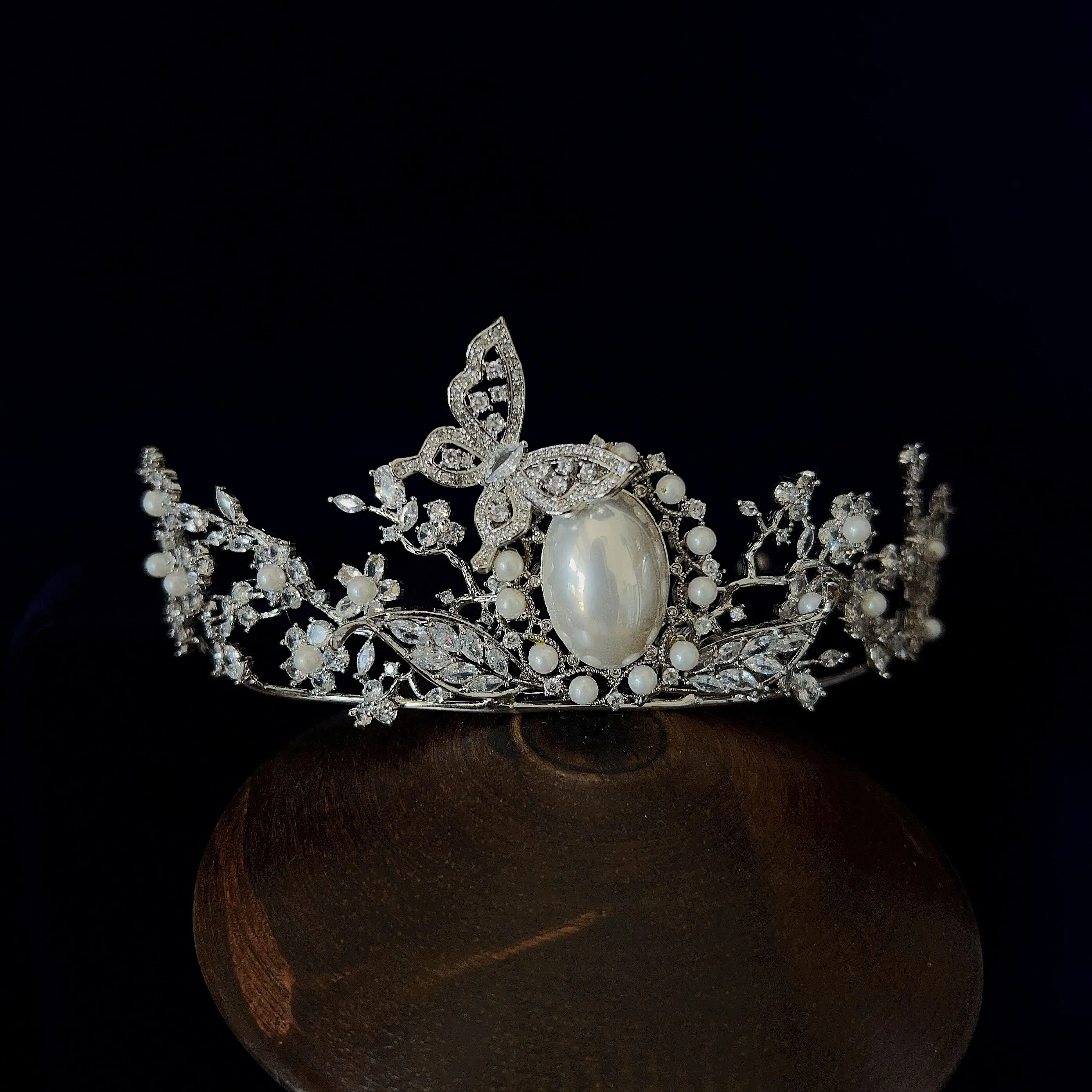 Royal Pearls & Zircon Wedding Tiara Crowns for Brides Butterfly shape Concert Headpices Girls Gift
Royal Pearls & Zircon Wedding Tiara Crowns for Brides Butterfly shape Concert Headpices Girls Gift