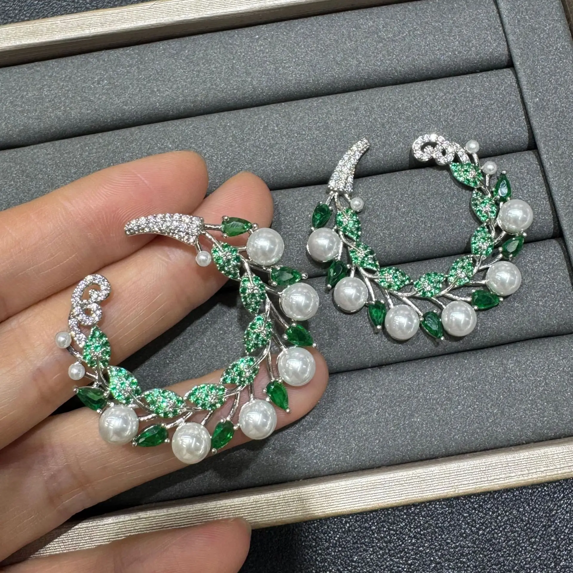 Leaf Branch Pearl Stud Earrings with Green Cubic Zirconia Silver Plated Women earrings party jewelry gala event gift female
Leaf Branch Pearl Stud Earrings with Green Cubic Zirconia Silver Plated Women earrings party jewelry gala event gift female