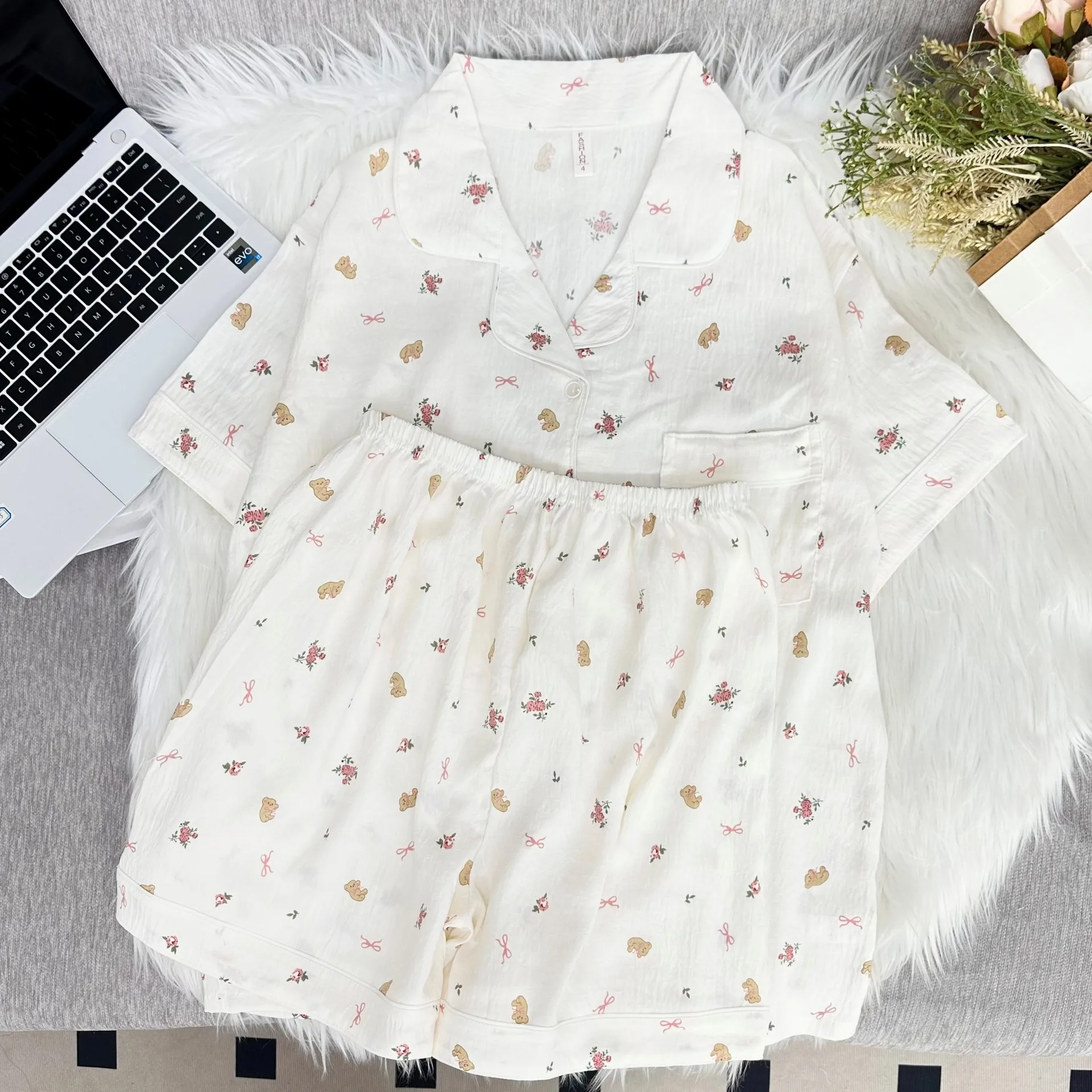 Minimally Designed Sleepwear for Women in Summer Featuring Loose Floral Shortsleeved Shorts and Thin Home Outfit Set Homewear
Minimally Designed Sleepwear for Women in Summer Featuring Loose Floral Shortsleeved Shorts and Thin Home Outfit Set Homewear