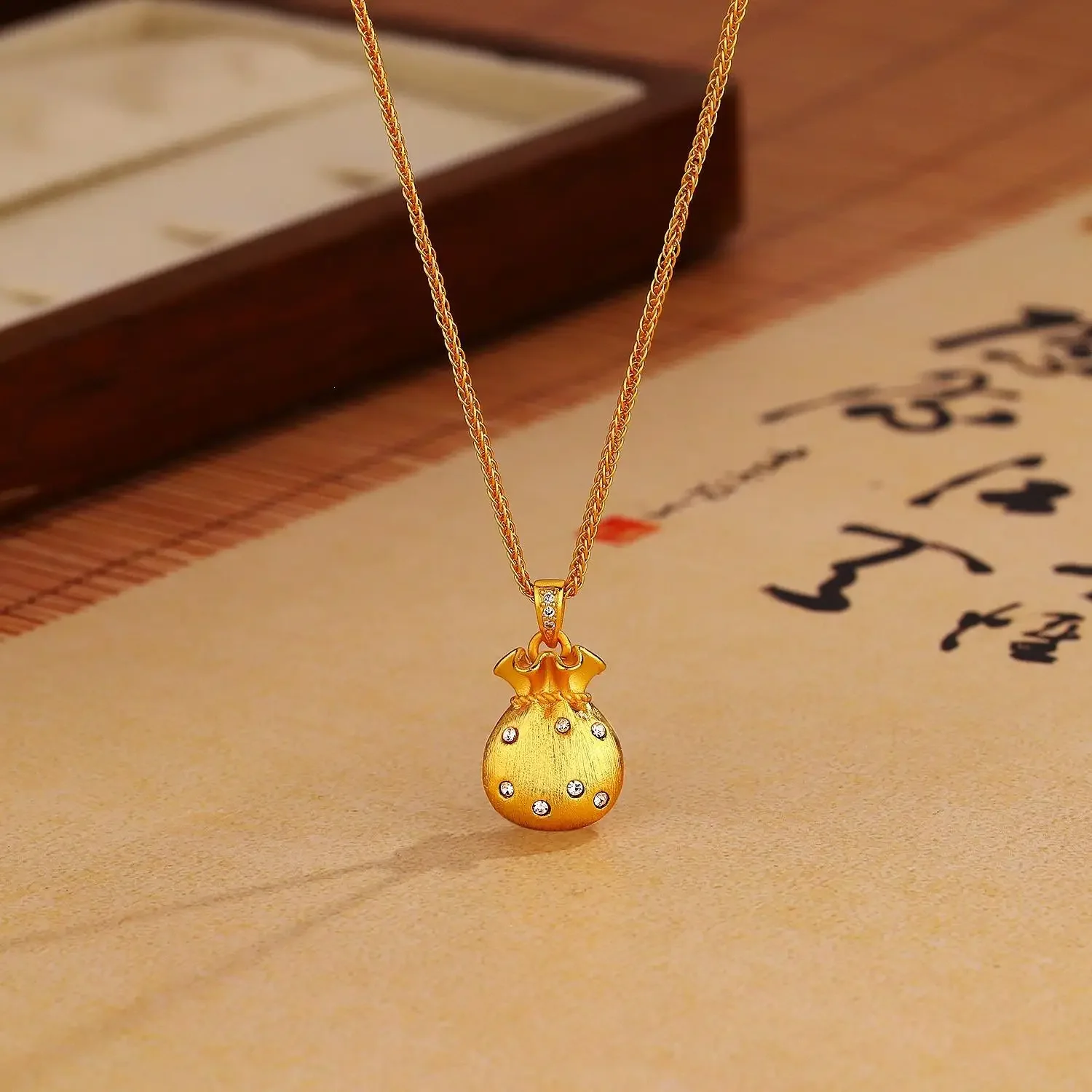Light Luxury Fashion 999 24K Real Gold Point Diamond Brushed Fukukuku Bag Pendant Necklace High-grade Quality All Collars Chain
Light Luxury Fashion 999 24K Real Gold Point Diamond Brushed Fukukuku Bag Pendant Necklace High-grade Quality All Collars Chain