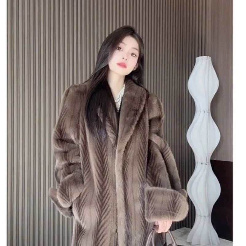 Классическое роскошное новое экологически чистое меховое пальто из искусственной норки, темпераментное меховое интегрированное пальто с длинными рукавами, женское зимнее пальто
Классическое роскошное новое экологически чистое меховое пальто из искусственной норки, темпераментное меховое интегрированное пальто с длинными рукавами, женское зимнее пальто