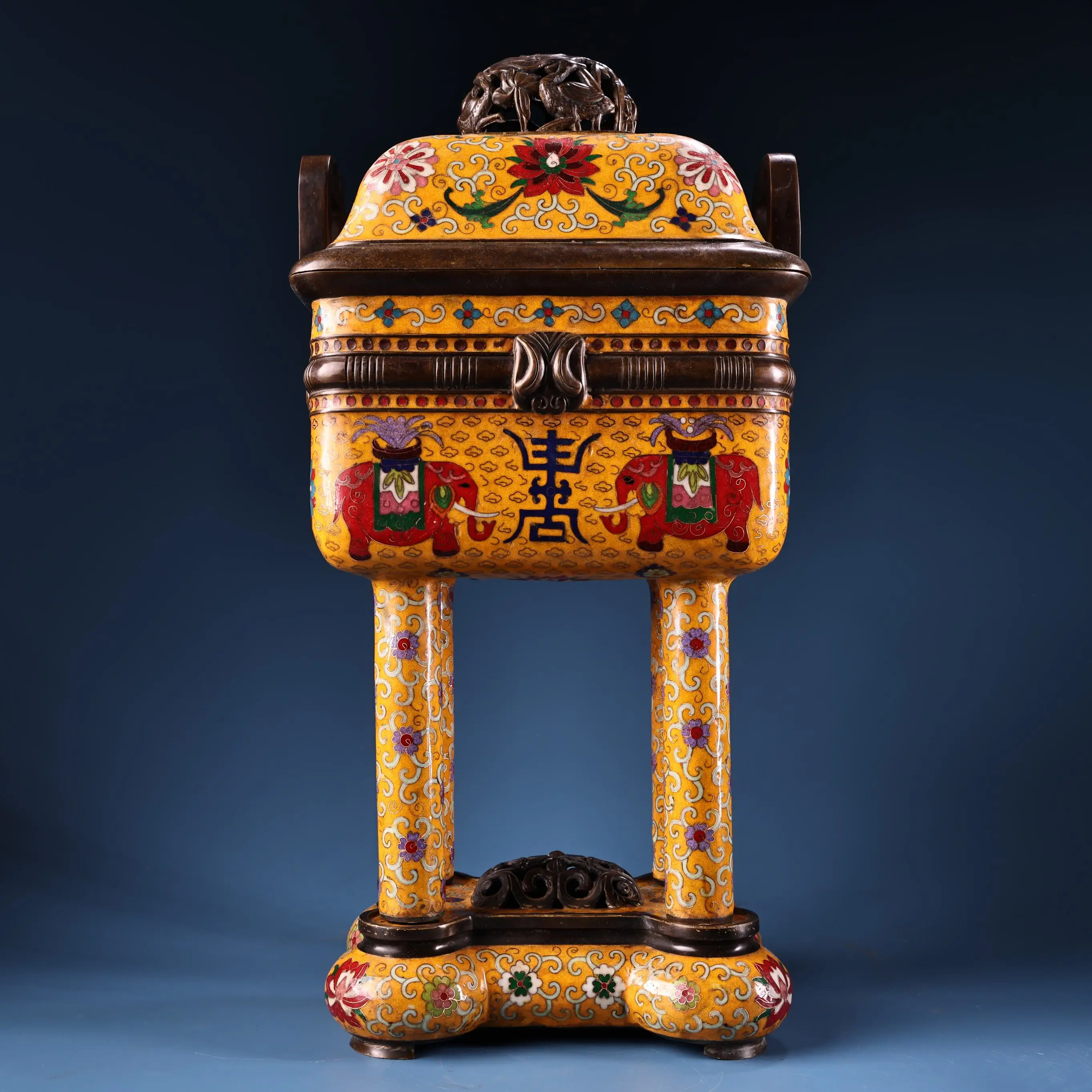 23"Tibetan Temple Collection Old Bronze Cloisonne Elephant pattern Furnace Ding Four legged incense burner Base Town house
23"Tibetan Temple Collection Old Bronze Cloisonne Elephant pattern Furnace Ding Four legged incense burner Base Town house