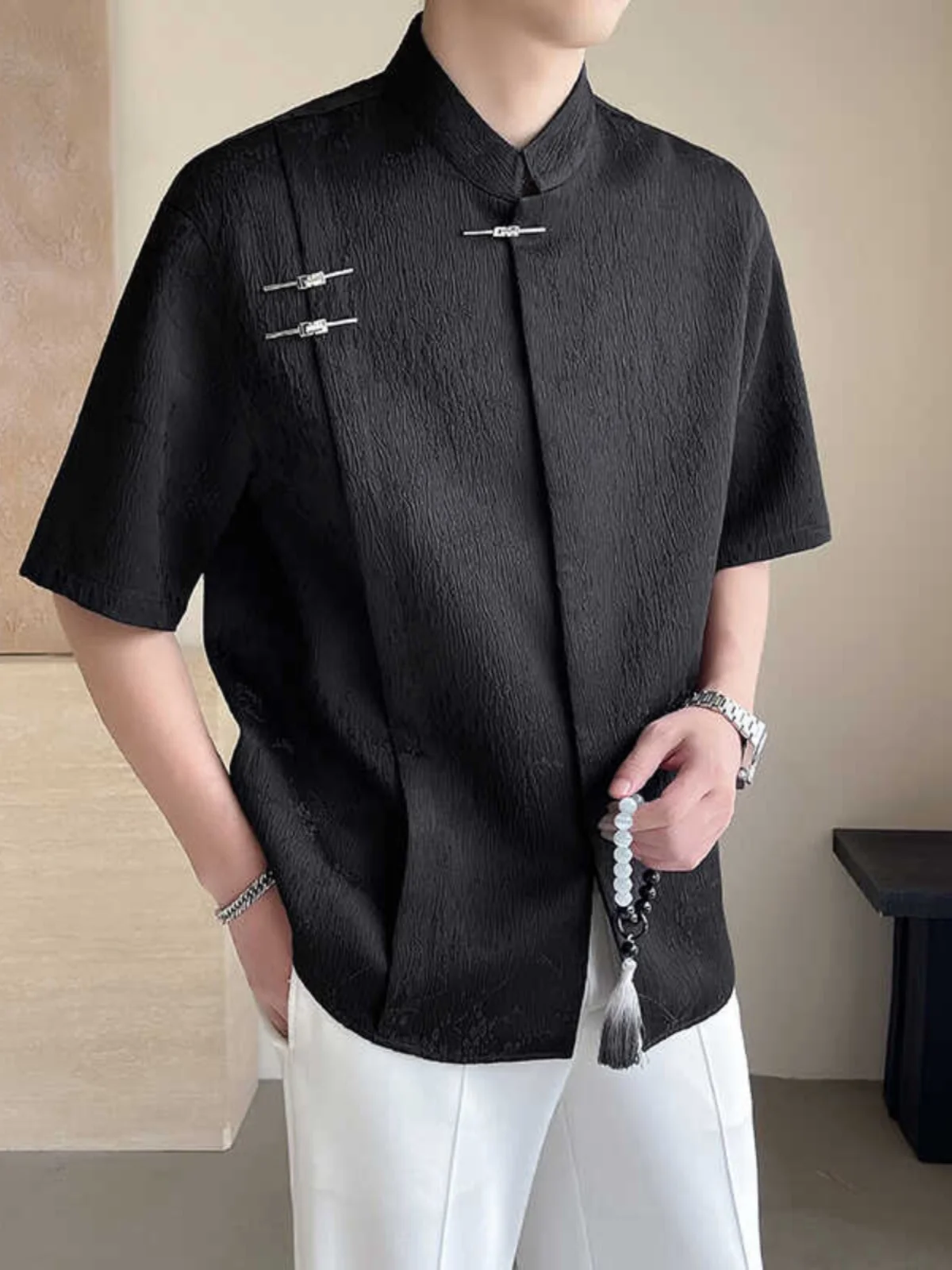 Летняя повседневная свободная мужская рубашка с коротким рукавом в стиле тан, на пуговицах, с вышивкой, молодежная модная, из смесового хлопка и полиэстера
Летняя повседневная свободная мужская рубашка с коротким рукавом в стиле тан, на пуговицах, с вышивкой, молодежная модная, из смесового хлопка и полиэстера