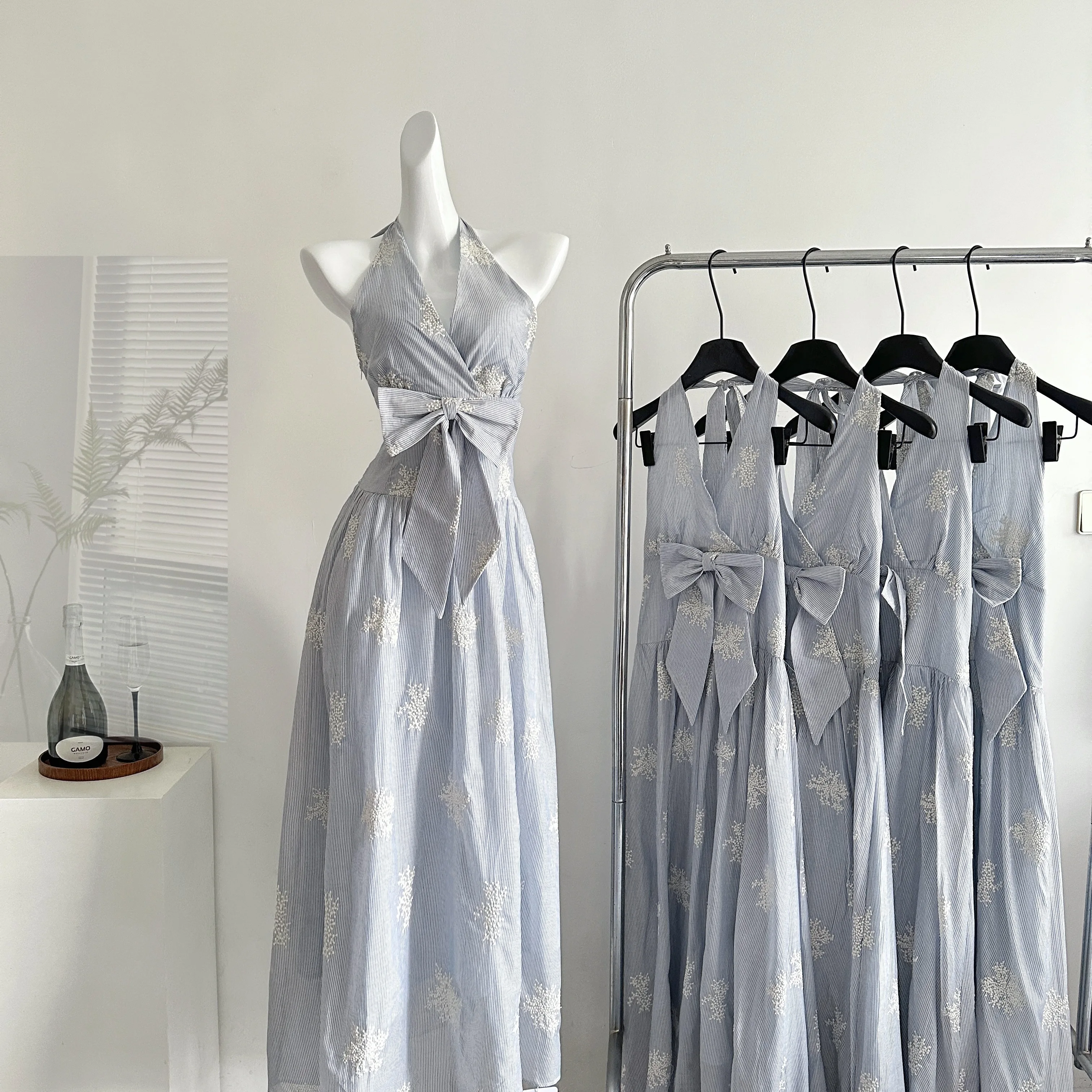 2025 new women's temperament V-neck embroidered blue off shoulder hanging neck bow dress
2025 new women's temperament V-neck embroidered blue off shoulder hanging neck bow dress