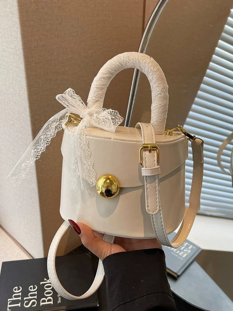 Exquisite New Summer Versatile Crossbody Bag for Women Lace Handheld Box Shape Lipstick Phone Bags Mini Square Handbags Ladies
Exquisite New Summer Versatile Crossbody Bag for Women Lace Handheld Box Shape Lipstick Phone Bags Mini Square Handbags Ladies