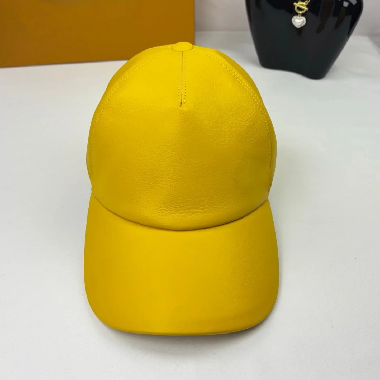 Fashion Unisex Leather Baseball Cap Business Quality Durable Headwear Couples Romantic Festival Gift Stylish Similar Hats
Fashion Unisex Leather Baseball Cap Business Quality Durable Headwear Couples Romantic Festival Gift Stylish Similar Hats