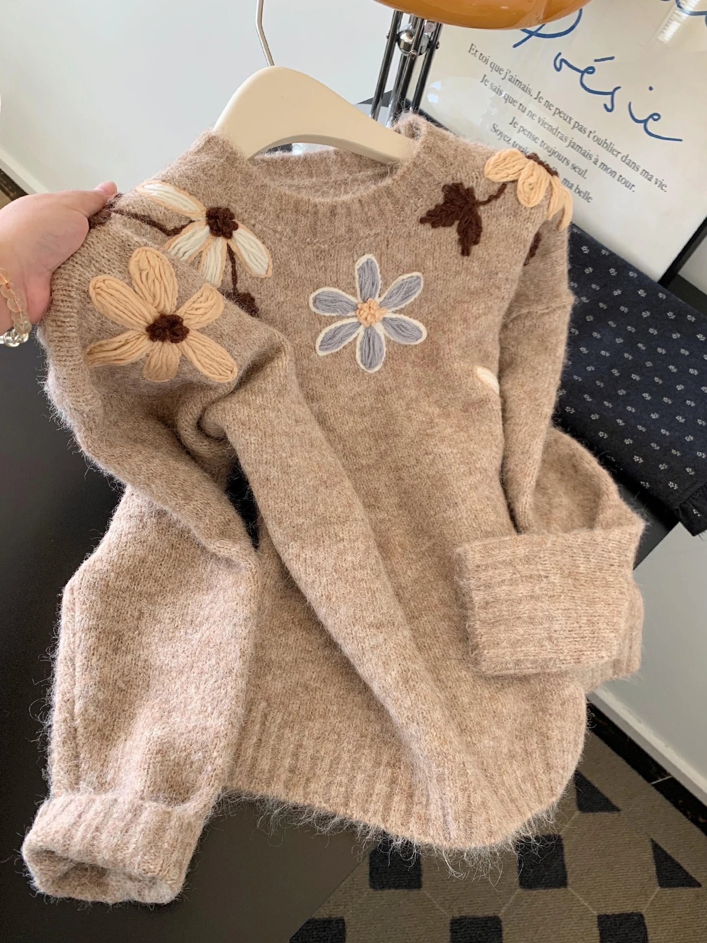 Loose Women's Knitted Sweater Soft And Comfortable Embroidered Flower Design Casual Style Autumn Winter Outerwear
Loose Women's Knitted Sweater Soft And Comfortable Embroidered Flower Design Casual Style Autumn Winter Outerwear
