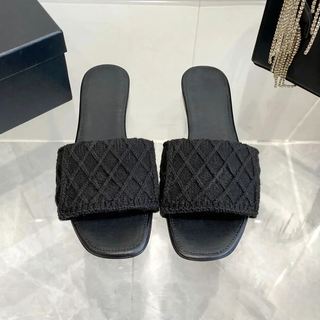 Hot New Designer Woven Leather Sandals Flat Single-strap Slides Fashionable Luxury Casual Slippers High-quality Women's Sandals Fast Free Delivery Size: 35-43
Hot New Designer Woven Leather Sandals Flat Single-strap Slides Fashionable Luxury Casual Slippers High-quality Women's Sandals Fast Free Delivery Size: 35-43