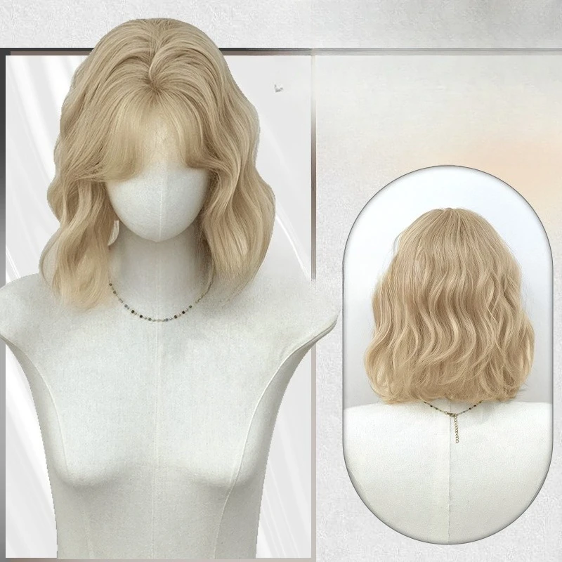 The wig is short, and the curly hair woman's daily face trimming is realistic.
The wig is short, and the curly hair woman's daily face trimming is realistic.
