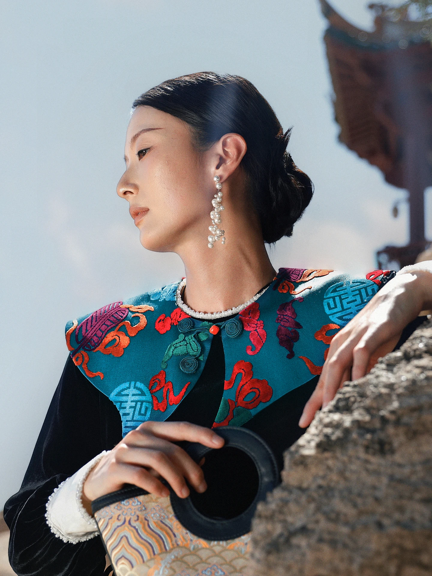 Женский шарф Ele Cloud Shoulder: Новинка 2025 года, оригинальный китайский дизайн, шелк, бархат, атлас, модный многослойный стиль
Женский шарф Ele Cloud Shoulder: Новинка 2025 года, оригинальный китайский дизайн, шелк, бархат, атлас, модный многослойный стиль