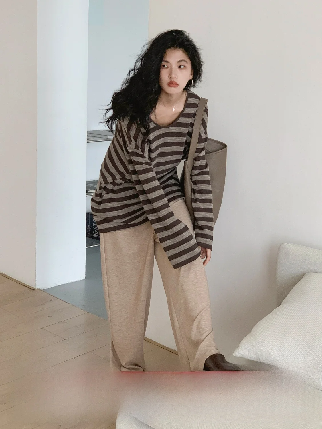 Женская свободная длинная футболка в полоску EIGHTHMONTH V-Ne, осенняя новинка, простая футболка для поездок на работу, базовая одежда из хлопка и полиэстера...
Женская свободная длинная футболка в полоску EIGHTHMONTH V-Ne, осенняя новинка, простая футболка для поездок на работу, базовая одежда из хлопка и полиэстера...